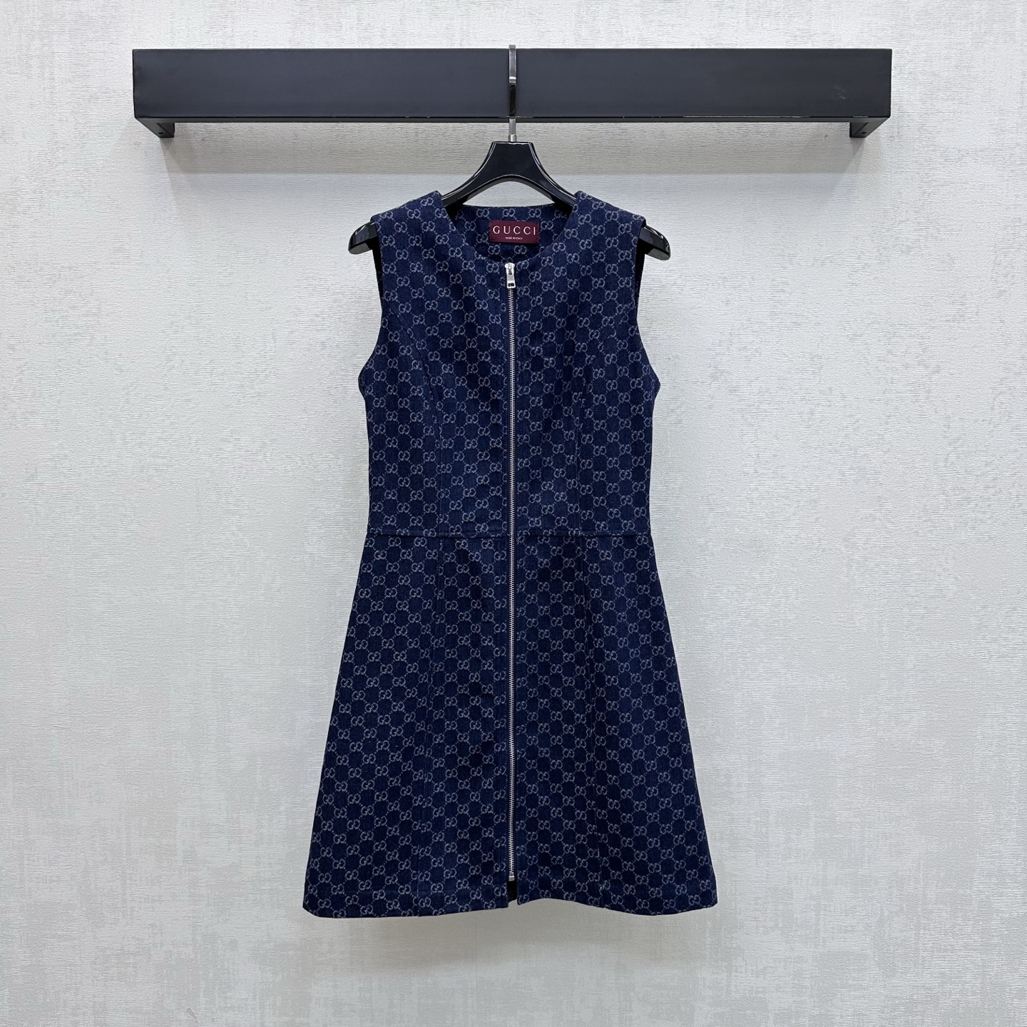 NO:836126,Gucc*2026 new arrivals jacquard denim vest dress customized YB imported twill cotton material Enzyme washing is not easy to dye and discolor Soft and comfortable All over the body is covered with iconic letter logo elements Decorated with leather tag details on the back to highlight the brand tone Adjustable slits with a zipper on the front of the chest Easy to put on and take off Add layering to the look Surface accessories development Sleeveless dress tailoring Excellent and fashionable for commuting and dating High version, gucci, skirts,19860909Gucc*2026新品上架提花牛仔背心裙定制YB进口斜纹全棉材质材质 酵素水洗不易染色脱色 柔软舒适 通体满铺标志性字母徽标元素 配合后腰皮牌细节装饰 彰显品牌调性 胸前沿用开襟拉链调节开衩设计 方便穿脱 增添造型层次感 面辅料开发 无袖连衣裙剪裁 通勤约会穿搭出彩时髦 高版本,,gucci,skirts,,Women's clothing