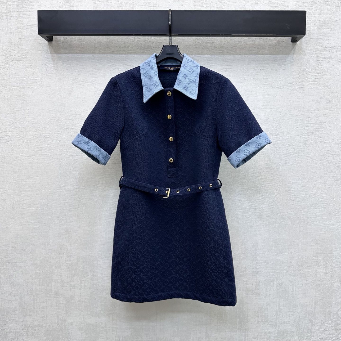 NO:836133,Louis Vuitto*2026 new arrivals contrasting jacquard denim dress made of YB imported twill cotton denim material. Multiple washes present a crisp texture. The collar and cuffs are made of light blue and dark blue tones are used to splice contrasting designs to add layering to the look. The iconic four-leaf clover letter jacquard all over the body is low-key and outlines the high-end texture. The fabric is crisp yet soft and neatly cut to highlight the brand's tonality. This fabric's perforated belt adjusts the waist and is decorated with half-bracket metal engraved buttons.  Add layering to the look. Development of fabric accessories. Cutting of short-sleeved dresses with lapels. Easily raise the waistline to show longer legs. Wear with French accent that is both sweet and cool. High version, louis vuitton, skirts, T-shirt,19860909Louis Vuitto*2026新品上架撞色提花牛仔连衣裙定制YB进口斜纹棉牛仔材质 多重水洗呈现出挺括质感 领边袖口沿用浅蓝色大身深蓝色调拼接撞色设计 增添造型层次感 通体满铺标志性四叶草字母提花低调勾勒高级质感 面料挺括又不失柔软度利落裁剪 彰显品牌调性 本布穿孔腰带调节收腰配合半开襟金属刻印纽扣装饰 增添造型层次感 面辅料开发 翻领短袖连衣裙剪裁 轻松拉高腰线显腿长 穿搭甜酷兼具的法式腔调  高版本,,louis vuitton,skirts,T-shirt,,Women's clothing