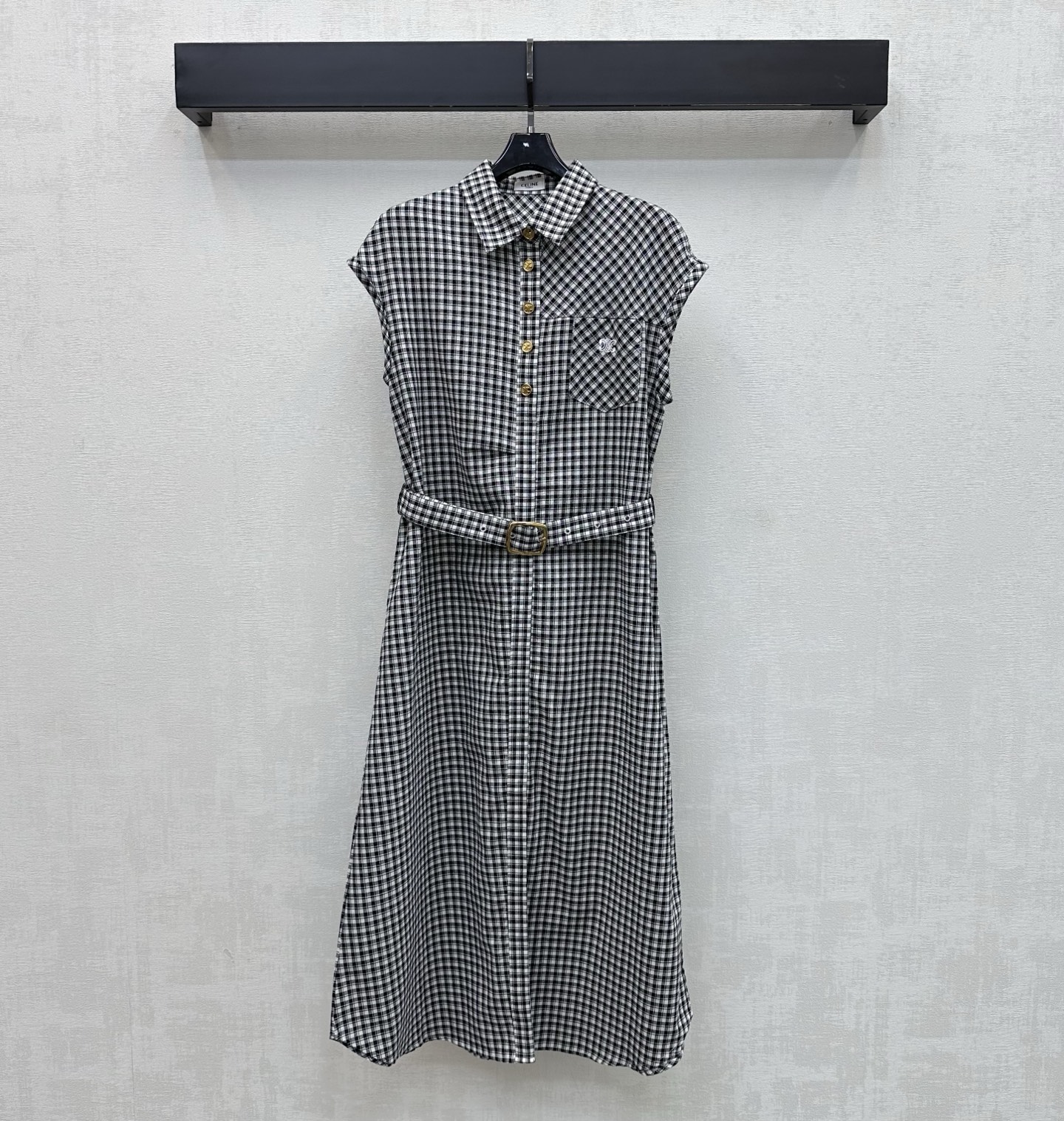 NO:836125,Celin*2026 New Arrival Plaid Belt Dress Customized YB imported twill cotton material. The texture is crisp and breathable. It is sweat-absorbent and skin-friendly. The whole body is designed with classic black and white Vichy plaid. It is decorated with half placket metal engraved buttons to adjust the decoration. It adds a sense of layering to the look. The perforated belt of this cloth outlines the body shape to create elegant lines and enriches the visual effect. The chest is embellished with the iconic Arc de Triomphe letters embroidered logo decoration to highlight the brand's tone. The hem is cut in a slightly curved and loose silhouette to suit the figure. Development of surface accessories  Lapel short-sleeved dress cut. Refreshing and advanced for daily commuting or weekend outings. It has French lazy and casual temperament. High version, celine, skirts, T-shirt,19860909Celin*2026新品上架格纹腰带连衣裙定制YB进口斜纹全棉材质 质地挺括透气 吸汗亲肤 通体采用经典黑白维希格纹设计 配合半开襟金属刻印纽扣调节装饰 增添造型层次感 本布穿孔腰带勾勒身形打造优雅线条 丰富视觉效果 胸前点缀标志性凯旋门字母刺绣徽标装饰 彰显品牌调性 下摆微弧宽松廓形裁剪 不挑身材 面辅料开发 翻领短袖连衣裙剪裁 日常通勤还是周末出游穿搭清爽高级 自带法式慵懒随性气质 高版本,,celine,skirts,T-shirt,,Women's clothing