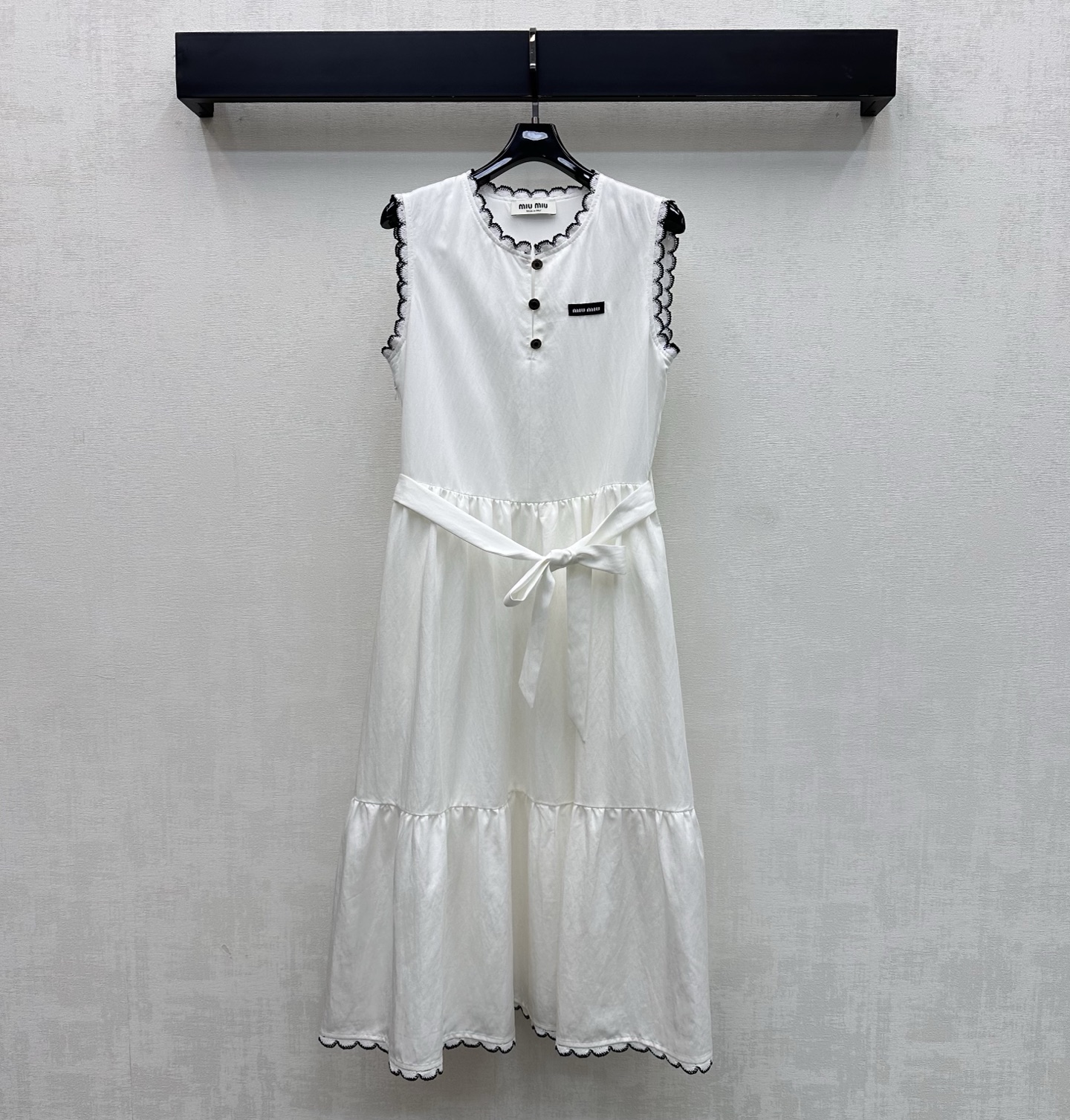 NO:836160,Miumi*2026 new product launch lace belt vest dress made of YB imported Tencel cotton. Comfortable, light and breathable. The collar and cuffs are designed with contrasting lace. Matched with the fabric lace outline and half placket buttons to adjust the pleated double-layer skirt to add layering to the look. The chest is embellished with the iconic letter logo decoration to highlight the brand's tone. Simple and advanced. Development of surface accessories. Round neck vest skirt tailoring. A sweet and youthful look for commuting and dating.  High version 2 colors,,miumiu,skirts,19860909Miumi*2026新品上架花边腰带背心裙定制YB进口天丝棉材质 舒适轻薄透气 领边袖口沿用拼接撞色花边设计 配合本布系带勾勒与半开襟纽扣调节压褶双层裙摆处理 增添造型层次感 胸口点缀标志性字母徽标装饰 彰显品牌调性 简约高级 面辅料开发 圆领背心裙剪裁 通勤约会穿搭减龄甜美 高版本2色,,miumiu,skirts,,Women's clothing
