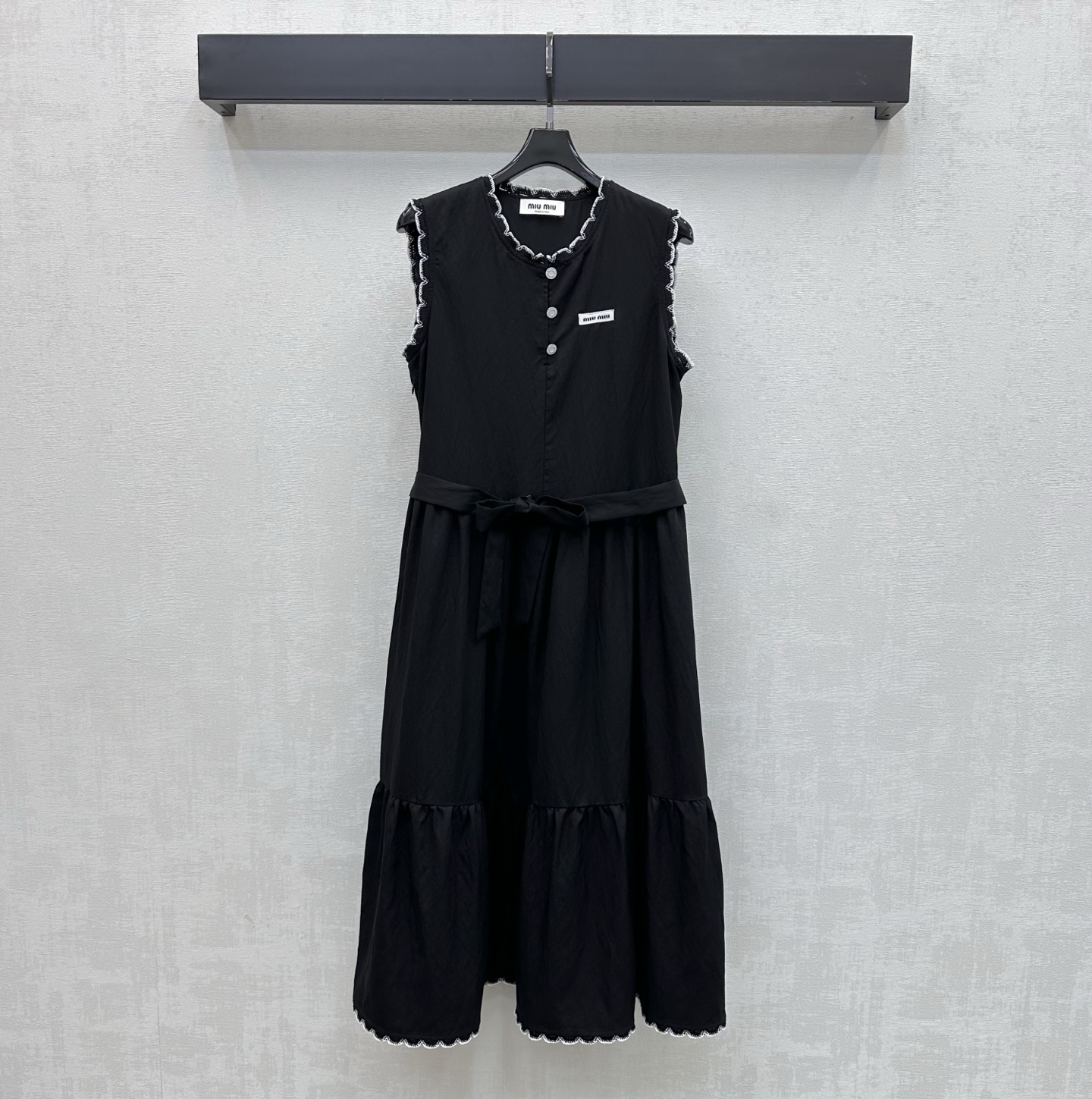 NO:836151,Miumi*2026 new product launch lace belt vest dress made of YB imported Tencel cotton. Comfortable, light and breathable. The collar and cuffs are designed with contrasting lace. Matched with the fabric lace outline and half placket buttons to adjust the pleated double-layer skirt to add layering to the look. The chest is embellished with the iconic letter logo decoration to highlight the brand's tone. Simple and advanced. Development of surface accessories. Round neck vest skirt tailoring. A sweet and youthful look for commuting and dating.  High version 2 colors,,miumiu,skirts,19860909Miumi*2026新品上架花边腰带背心裙定制YB进口天丝棉材质 舒适轻薄透气 领边袖口沿用拼接撞色花边设计 配合本布系带勾勒与半开襟纽扣调节压褶双层裙摆处理 增添造型层次感 胸口点缀标志性字母徽标装饰 彰显品牌调性 简约高级 面辅料开发 圆领背心裙剪裁 通勤约会穿搭减龄甜美 高版本2色,,miumiu,skirts,,Women's clothing