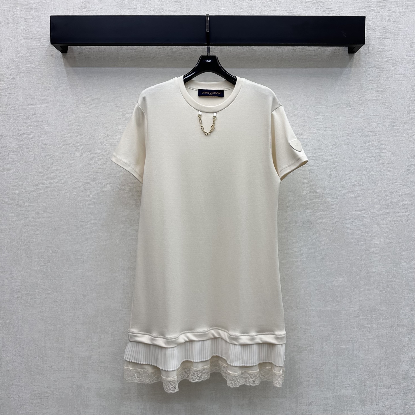 NO:836138,Louis Vuitto*2026 new arrivals, spliced short-sleeved dress made of custom-made YB imported cotton material. The texture is shiny and draped. The skirt is designed with double-layer pleated lace splicing to add layering to the look. The neckline is embellished with the iconic metal letter logo chain decoration, which echoes the leather label details on the cuffs and highlights the brand's tone. Simple, high-end and durable, showing a casual style. Development of surface accessories. Round neck short-sleeved dress tailoring. Fashionable for commuting and dating.  High version 2 colors, louis vuitton, skirts, T-shirt,19860909Louis Vuitto*2026新品上架拼接短袖连衣裙定制YB进口棉纶材质 质感光泽垂顺有型 裙摆沿用双层褶皱蕾丝花边拼接设计 增添造型层次感 领口点缀标志性金属字母徽标链条装饰 呼应袖口皮标细节 彰显品牌调性 简约高级耐看呈现随性穿搭风格 面辅料开发 圆领短袖连衣裙剪裁 通勤约会穿搭时髦洋气  高版本2色,,louis vuitton,skirts,T-shirt,,Women's clothing