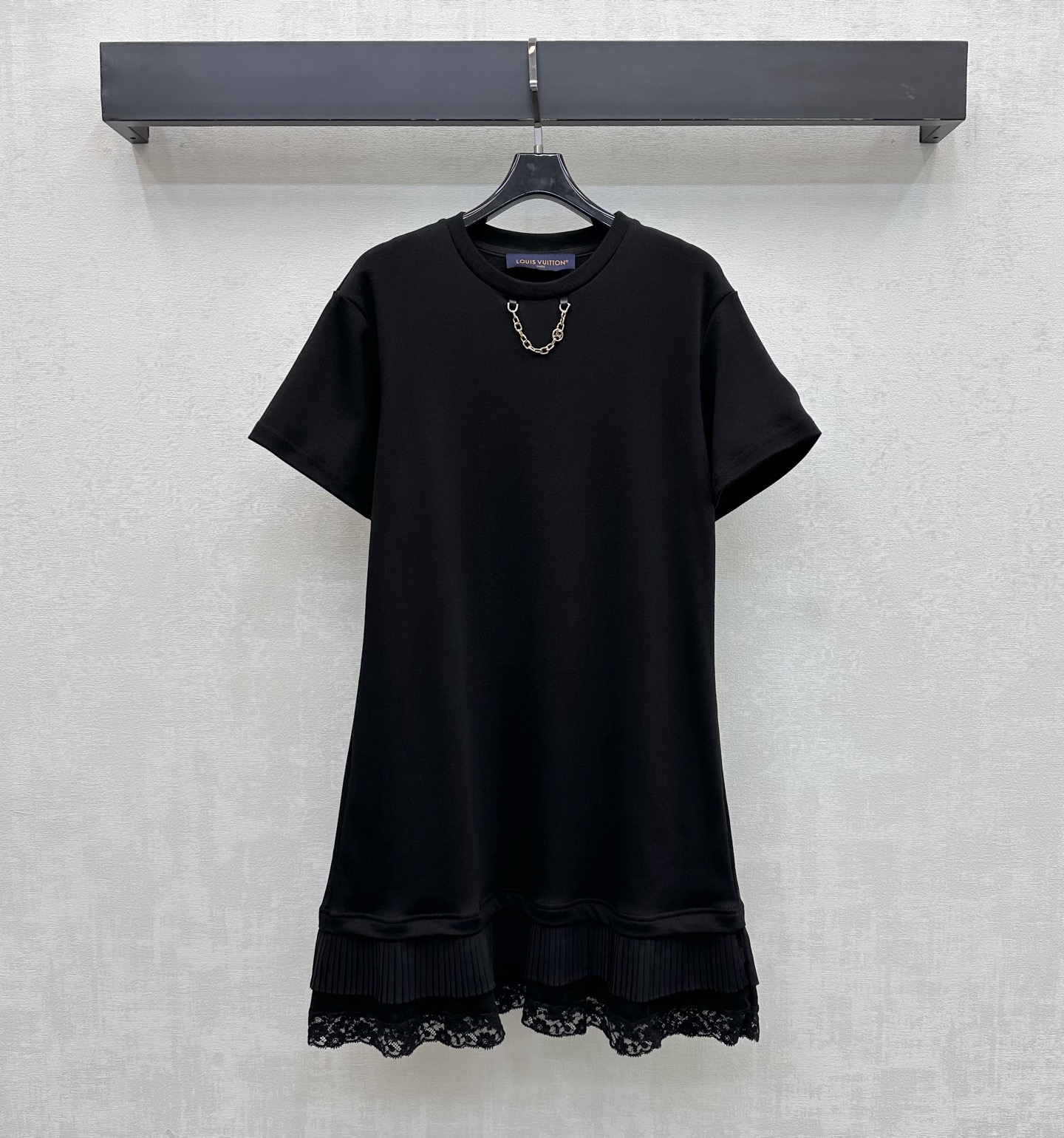 NO:836132,Louis Vuitto*2026 new arrivals, spliced short-sleeved dress made of custom-made YB imported cotton material. The texture is shiny and draped. The skirt is designed with double-layer pleated lace splicing to add layering to the look. The neckline is embellished with the iconic metal letter logo chain decoration, which echoes the leather label details on the cuffs and highlights the brand's tone. Simple, high-end and durable, showing a casual style. Development of surface accessories. Round neck short-sleeved dress tailoring. Fashionable for commuting and dating.  High version 2 colors, louis vuitton, skirts, T-shirt,19860909Louis Vuitto*2026新品上架拼接短袖连衣裙定制YB进口棉纶材质 质感光泽垂顺有型 裙摆沿用双层褶皱蕾丝花边拼接设计 增添造型层次感 领口点缀标志性金属字母徽标链条装饰 呼应袖口皮标细节 彰显品牌调性 简约高级耐看呈现随性穿搭风格 面辅料开发 圆领短袖连衣裙剪裁 通勤约会穿搭时髦洋气  高版本2色,,louis vuitton,skirts,T-shirt,,Women's clothing