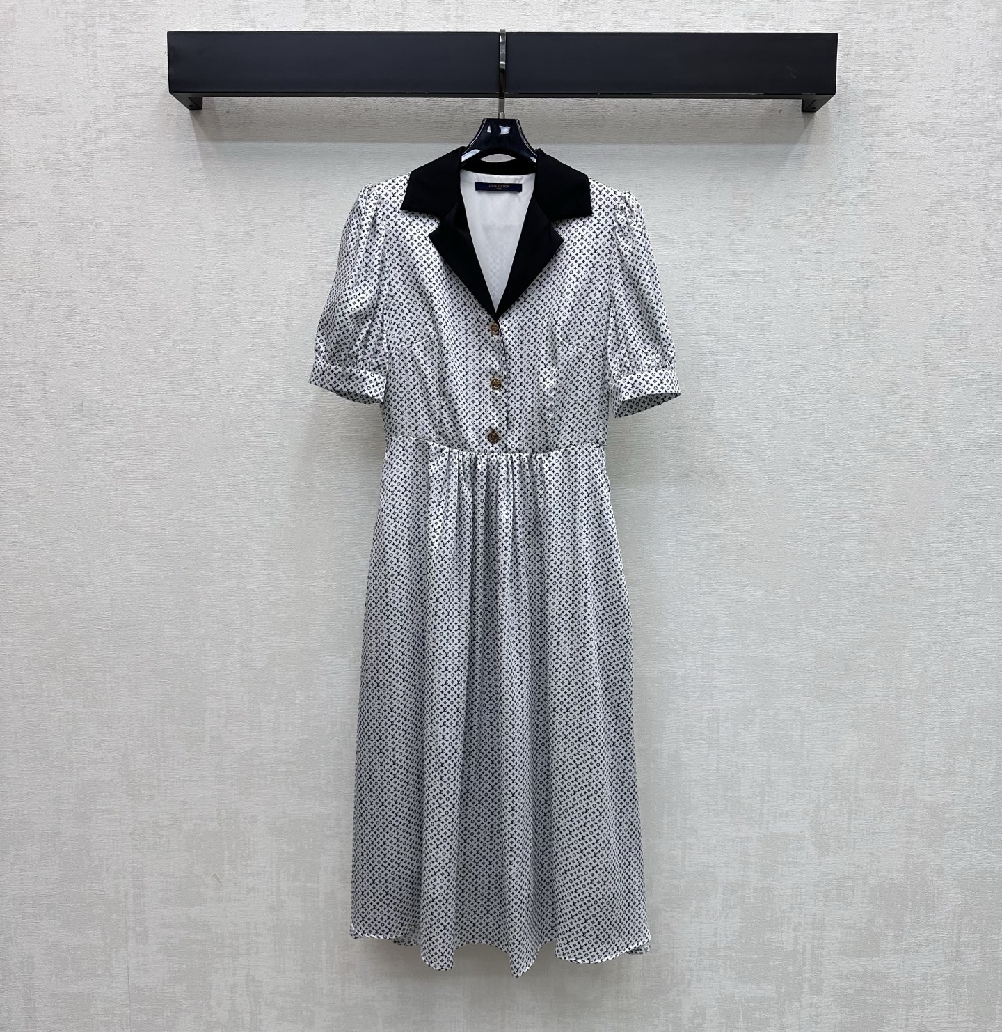 NO:836098,Louis Vuitto*2026 new arrivals Contrast collar printed dress customized YB imported twill thick material Cool, breathable and comfortable The neckline is designed with contrasting stitching technology With fluffy puff cuff details to add layering to the look Highlights the romantic and gorgeous princess atmosphere The iconic four-leaf clover letter logo element is printed all over the body to highlight the brand tone Development of surface accessories Lapel short-sleeved dress tailoring High-end age reduction for commuting, dating and vacation High-end version, Louis  vuitton,skirts,T-shirt,19860909Louis Vuitto*2026新品上架撞色领印花连衣裙定制YB进口斜纹稠材质 冰爽透气舒适 领口沿用拼接撞色工艺设计 配合蓬松泡泡袖口细节处理 增添造型层次感 凸显浪漫华丽的公主气质氛围 通体满印标志性四叶草字母徽标元素 彰显品牌调性 面辅料开发 翻领短袖连衣裙剪裁 通勤约会度假穿搭高级减龄  高版本,,louis vuitton,skirts,T-shirt,,Women's clothing