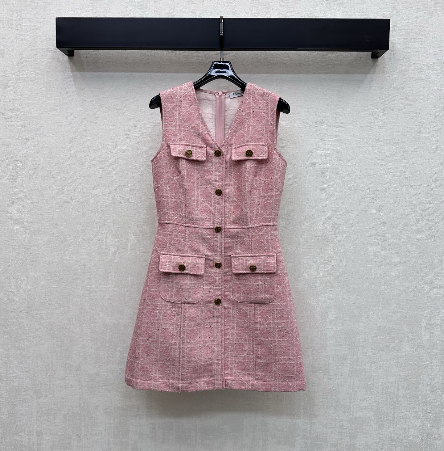 NO:836144,Dio*2026 new product launches rhombus pattern dress vest skirt, customized YB imported slub woven woolen material. The texture is obvious. The wool is visible to the naked eye. The texture is high-quality. Iconic metal engraved bee logo button decoration highlights the brand tone. The contrasting rhombus pattern elements and symmetrical clamshell design add layering to the look. Create a model of celebrity style. Development of surface accessories. V-neck slim vest dress tailoring. Fashionable and sophisticated choice.  High version,,dior,skirts,19860909Dio*2026新品上架菱格纹洋装背心裙定制YB进口粗纺编织羊毛呢材质 肌理明显 毛料肉眼可见 质感上乘 标志性金属刻印蜜蜂徽标纽扣装饰 彰显品牌调性 通体撞色菱格纹元素配合对称翻盖设计 增添造型层次感 打造名媛风典范 面辅料开发 V领修身背心裙剪裁 时髦精穿搭首选  高版本,,dior,skirts,,Women's clothing