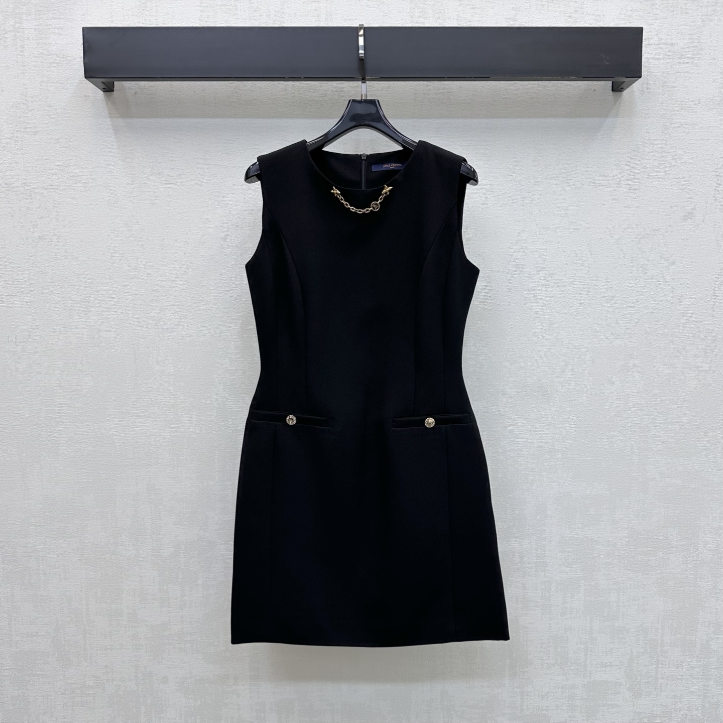 NO:836117,Louis Vuitto*2026 New Arrival Chain Vest Skirt Customized YB Imported Twill Silk Material Glossy and Drapey, Three-Dimensional Tailoring Fits the Human Body and Reveals Your Figure Iconic Metal Round Buckle with Engraved Letters Embellishes Symmetrical Pocket Decoration Adds Layer to the Style The Chain Design with Signature Metal Logo on the Neck Highlights the Brand Tonality Development of Surface Accessories Round Neck Vest Skirt Tailored Appropriate Skirt Length Shows Good Proportion of Long Legs Fashionable and Western Style for Commuting and Dating High Version, Louis Vuitto  vuitton,skirts,19860909Louis Vuitto*2026新品上架链条背心裙定制YB进口斜纹绸材质 光泽垂顺有型 沿用立体剪裁贴合人体更显身段 标志性刻印字母金属圆扣点缀对称口袋装饰 增添造型层次感 领口点缀标志性金属徽标链条设计 彰显品牌调性 面辅料开发 圆领背心裙剪裁 恰当裙长展现长腿好比例 通勤约会穿搭时髦洋气   高版本,,louis vuitton,skirts,,Women's clothing