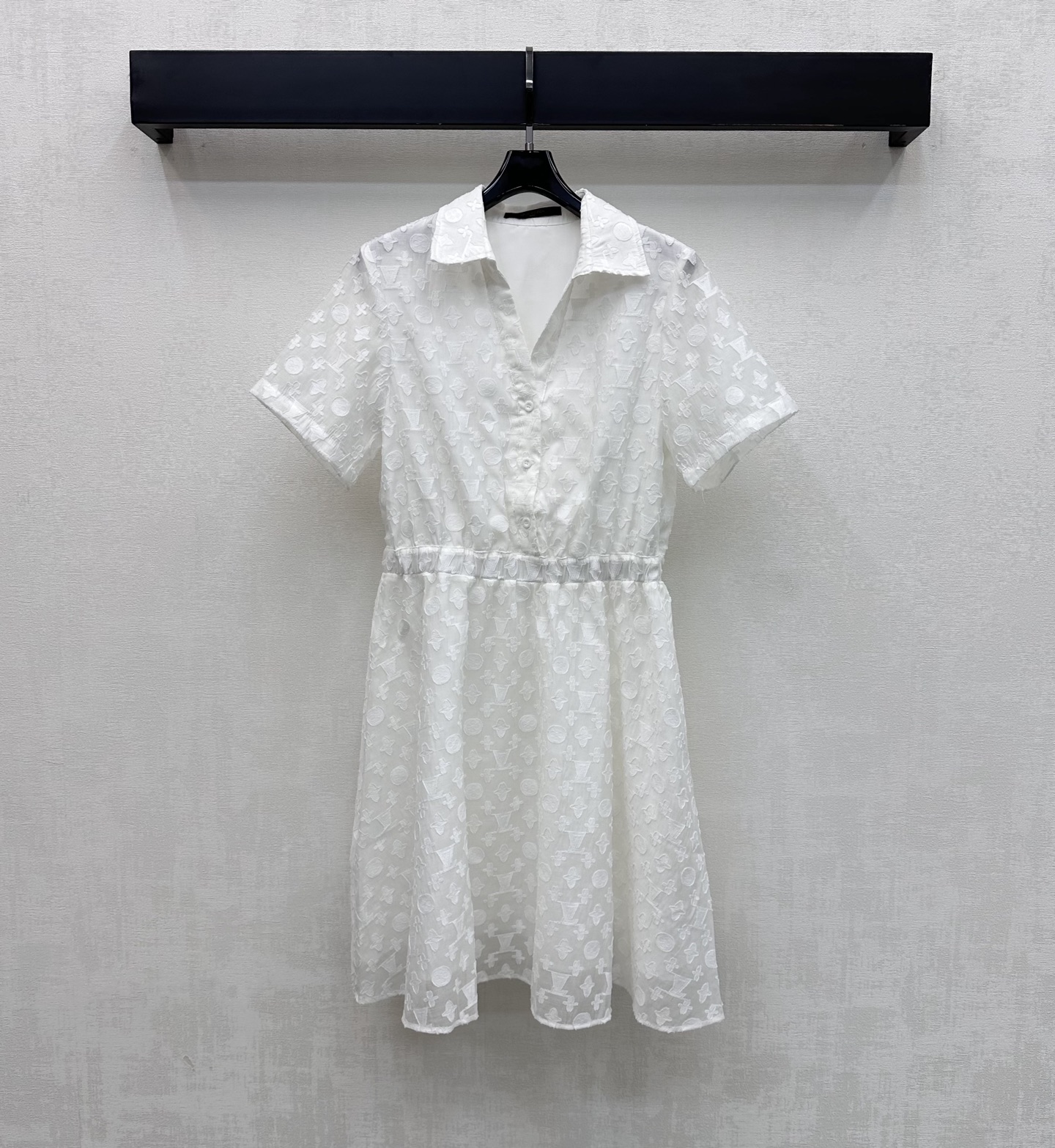 NO:836826,Louis Vuitto*2026 new arrivals jacquard short-sleeved dress. Customized YB imported jacquard cotton material. The texture is fine and soft. Comfortable and skin-friendly. The whole body is designed with the dark pattern of the iconic four-leaf clover letter jacquard texture. Highlighting the brand's tone. V-neck cutting modifies the neck line to make the face smaller. It modifies the body proportions with the waist version and adds layering to the look. Development of surface accessories. Lapel short-sleeved dress tailoring. Exquisite and advanced daily commuting wear. High version, Louis Vuitto*2026 new arrivals.  vuitton,skirts,T-shirt,19860909Louis Vuitto*2026新品上架提花短袖连衣裙 定制YB进口提花棉纶材质 质地细腻软糯 穿着舒适亲肤 通体采用暗纹标志性四叶草字母提花肌理设计 彰显品牌调性 V领裁剪修饰颈部线条显脸小 配合收腰版型修饰身材比例 增添造型层次感 面辅料开发 翻领短袖连衣裙剪裁 日常通勤穿搭精致高级  高版本,,louis vuitton,skirts,T-shirt,,Women's clothing