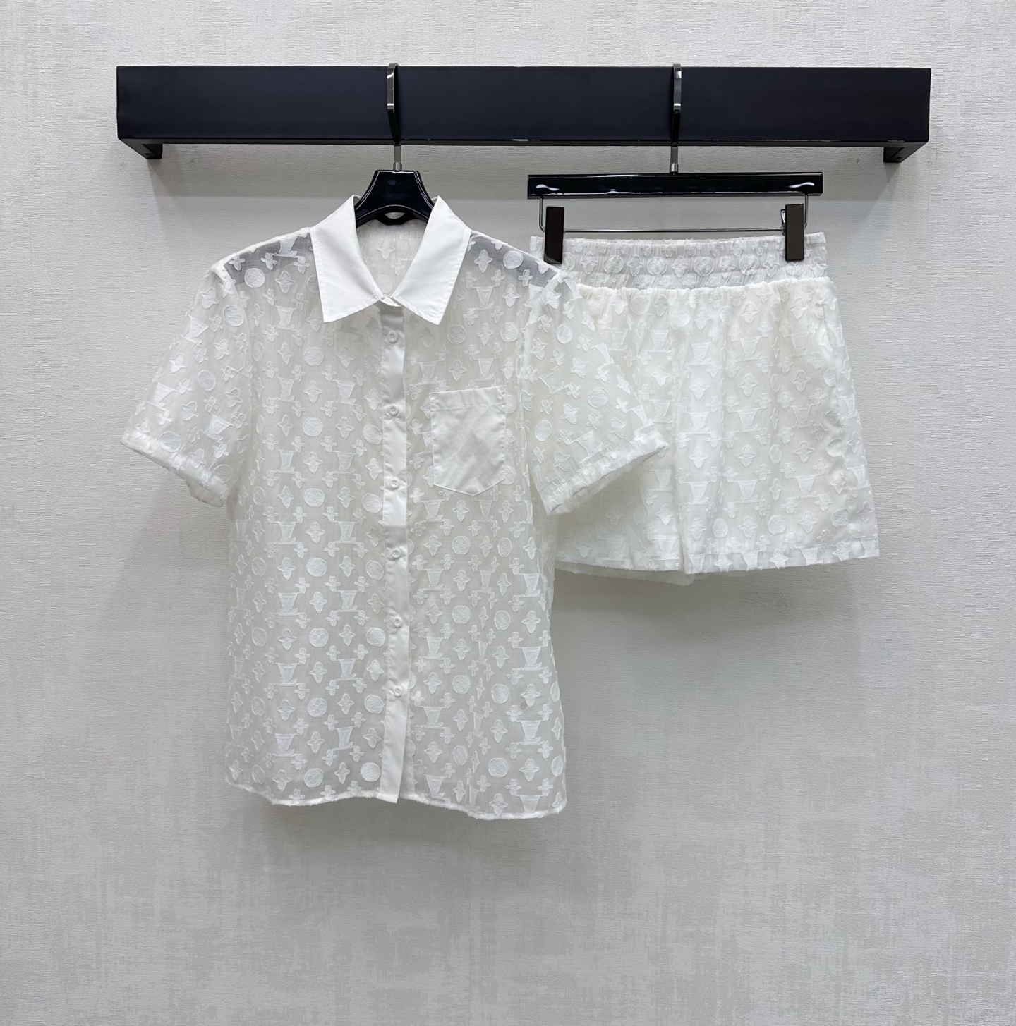 NO:836838,Louis Vuitto*2026 new arrivals jacquard shirt and shorts suit customized YB imported jacquard cotton material. The texture is fine and soft. Comfortable and skin-friendly. The whole body is designed with dark pattern and iconic four-leaf clover letter jacquard texture to highlight the brand tone. The placket button adjustment is combined with the collar pocket splicing and contrasting color design to add layering to the look. Surface accessories development. Lapel short-sleeved shirt elastic waist shorts suit tailoring. Daily commuting complete set is exquisite and advanced.  High version,,louis vuitton,shorts,T-shirt,19860909Louis Vuitto*2026新品上架提花衬衣短裤套装定制YB进口提花棉纶材质 质地细腻软糯 穿着舒适亲肤 通体采用暗纹标志性四叶草字母提花肌理设计 彰显品牌调性 开襟纽扣调节配合领边口袋拼接撞色设计 增添造型层次感 面辅料开发 翻领短袖衬衣松紧腰短裤套装剪裁 日常通勤成套穿搭精致高级  高版本,,louis vuitton,shorts,T-shirt,,Women's clothing