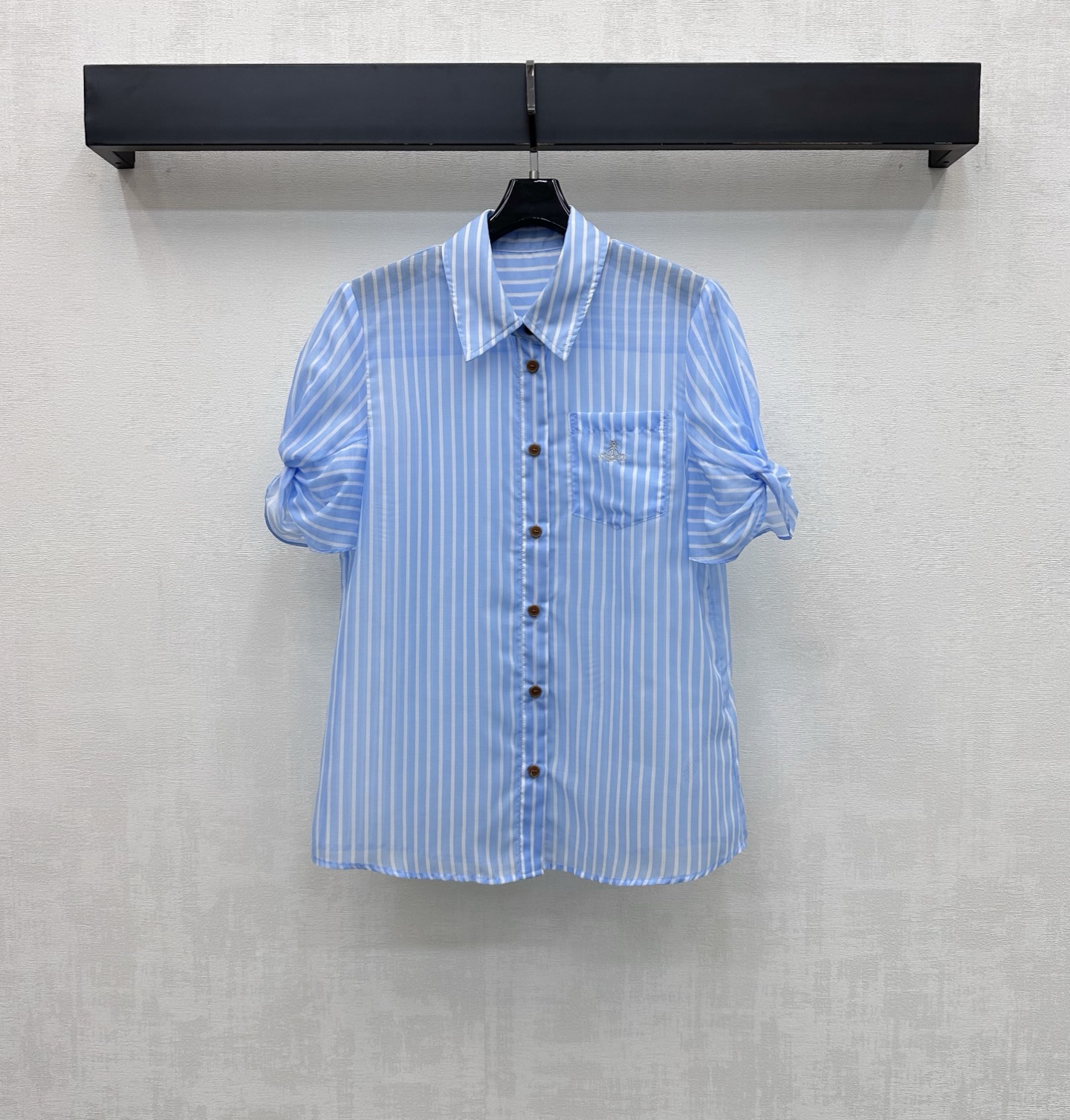 NO:836871,Vivienne Westwood's 2026 new arrival striped short-sleeved shirt is made of custom YB imported sheer material. It is breathable, skin-friendly and comfortable. The whole body is made of refreshing vertical stripes. It is matched with retro brown button adjustment and curled cuff design to add layering to the look. The chest pocket is embellished with the iconic embroidered logo decoration to highlight the brand tone. The development of surface accessories. The lapel short-sleeved shirt is cut in a style. It can be worn casually and fashionably for daily commuting. It has a minimalist temperament.  High version 2 colors, shirts, T-shirt,19860909Vivienne Westwood 西太后2026新品上架条纹短袖衬衫定制YB进口透纱材质 透气亲肤舒适 通体采用清爽竖条纹元素 搭配复古棕色纽扣调节与卷边袖口设计 增添造型层次感 胸前口袋点缀标志性刺绣徽标装饰 彰显品牌调性 面辅料开发 翻领短袖衬衣版型剪裁 日常通勤随意搭配穿搭时髦高级 自带极简主义气质  高版本2色,,shirts,T-shirt,,Women's clothing