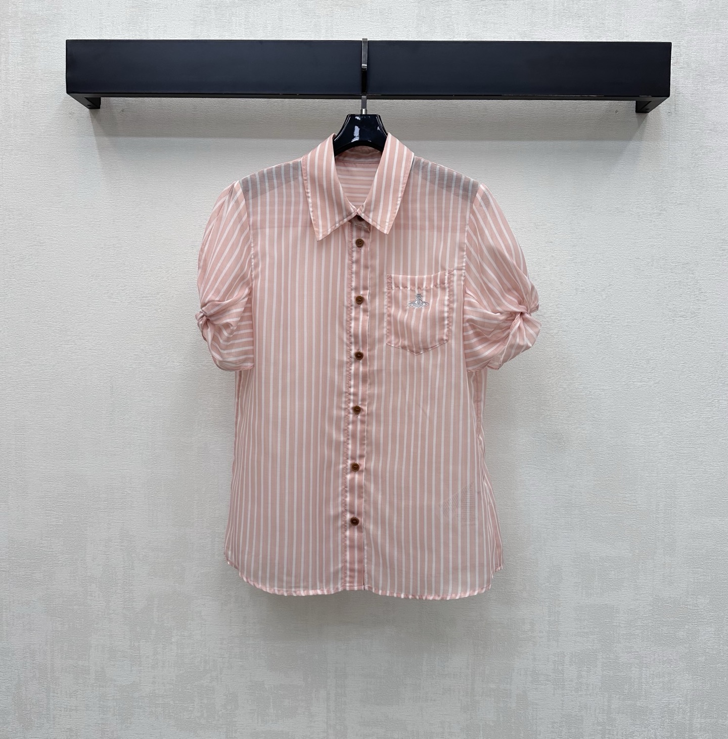 NO:836825,Vivienne Westwood's 2026 new arrival striped short-sleeved shirt is made of custom YB imported sheer material. It is breathable, skin-friendly and comfortable. The whole body is made of refreshing vertical stripes. It is matched with retro brown button adjustment and curled cuff design to add layering to the look. The chest pocket is embellished with the iconic embroidered logo decoration to highlight the brand tone. The development of surface accessories. The lapel short-sleeved shirt is cut in a style. It can be worn casually and fashionably for daily commuting. It has a minimalist temperament.  High version 2 colors, shirts, T-shirt,19860909Vivienne Westwood 西太后2026新品上架条纹短袖衬衫定制YB进口透纱材质 透气亲肤舒适 通体采用清爽竖条纹元素 搭配复古棕色纽扣调节与卷边袖口设计 增添造型层次感 胸前口袋点缀标志性刺绣徽标装饰 彰显品牌调性 面辅料开发 翻领短袖衬衣版型剪裁 日常通勤随意搭配穿搭时髦高级 自带极简主义气质  高版本2色,,shirts,T-shirt,,Women's clothing