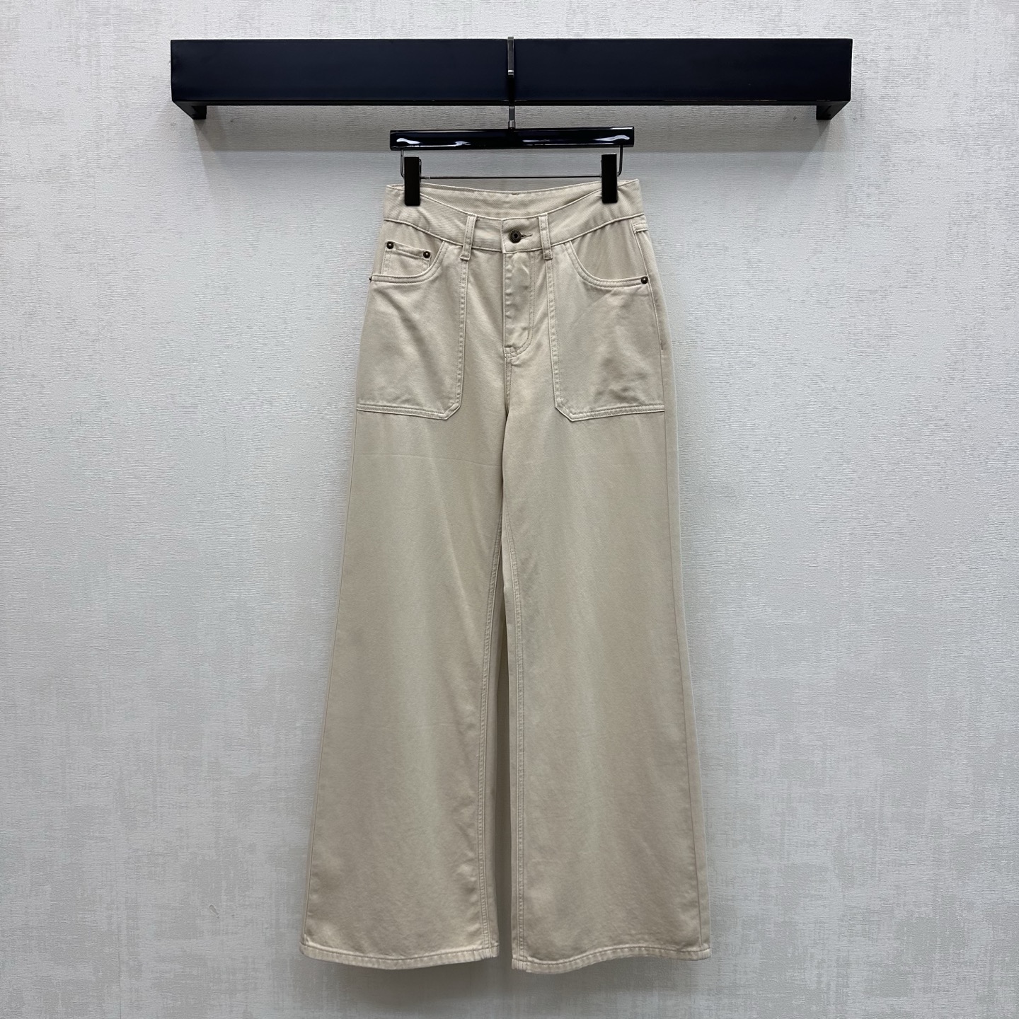 NO:836862,Miumi*2026 new arrival pocket denim straight trousers are made of YB imported twill cotton denim material. They are stiff, comfortable and stylish. The back hip is decorated with flap pockets. It is designed with the iconic letter embroidered logo and leather tag to highlight the brand tone. Retro washed and distressed craftsmanship is paired with symmetrical large-capacity pocket cutting to add layering to the look. Surface accessories development. High-waisted buttoned straight trousers cut. Casually matched with tops for a relaxed and fashionable look.  High version 2 colors 26-30,,miumiu,19860909Miumi*2026新品上架口袋牛仔直筒长裤定制YB进口斜纹全棉牛仔材质 挺括舒适有型 后臀饰以翻盖口袋装饰 配合标志性字母刺绣徽标与皮牌设计 彰显品牌调性 复古水洗做旧工艺搭配对称大容量插兜版型裁剪处理 增添造型层次感 面辅料开发 高腰系扣直筒长裤剪裁 随意搭配上装穿搭松弛时髦  高版本2色26-30,,miumiu,,Women's clothing