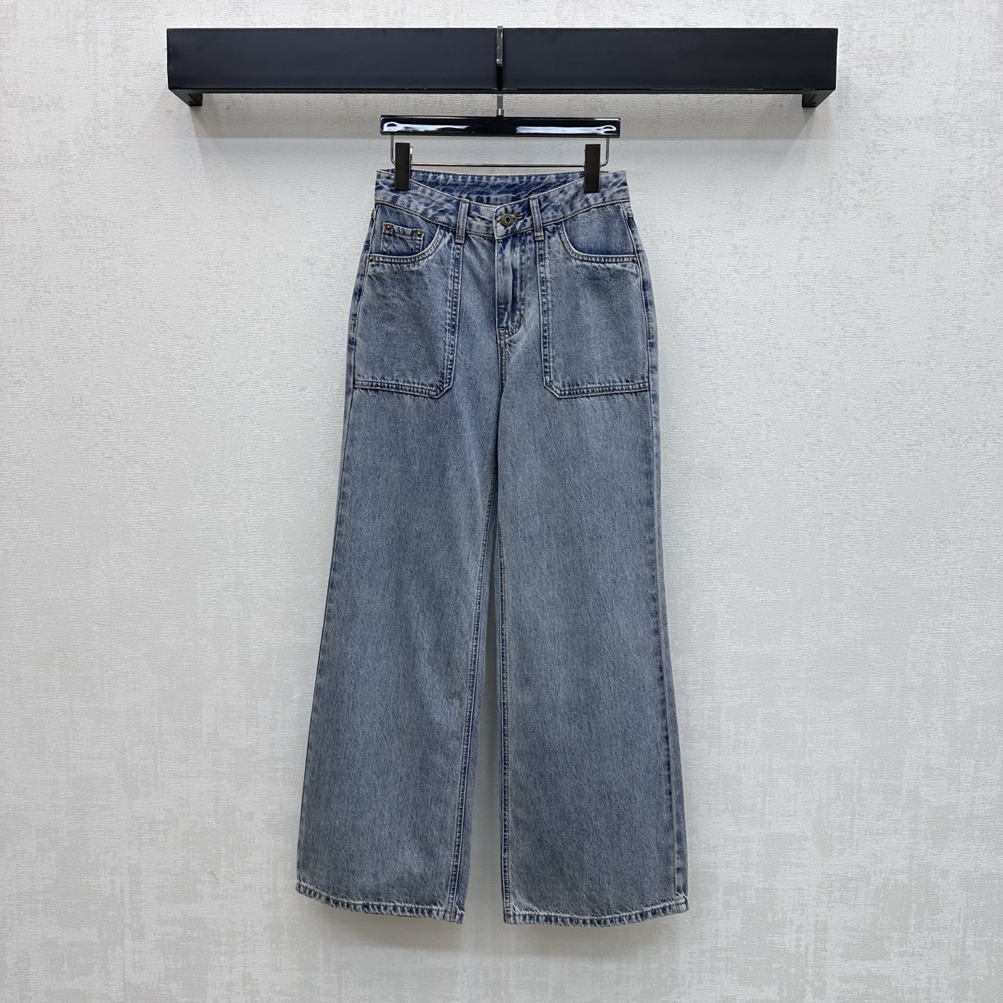 NO:836849,Miumi*2026 new arrival pocket denim straight trousers are made of YB imported twill cotton denim material. They are stiff, comfortable and stylish. The back hip is decorated with flap pockets. It is designed with the iconic letter embroidered logo and leather tag to highlight the brand tone. Retro washed and distressed craftsmanship is paired with symmetrical large-capacity pocket cutting to add layering to the look. Surface accessories development. High-waisted buttoned straight trousers cut. Casually matched with tops for a relaxed and fashionable look.  High version 2 colors 26-30,,miumiu,19860909Miumi*2026新品上架口袋牛仔直筒长裤定制YB进口斜纹全棉牛仔材质 挺括舒适有型 后臀饰以翻盖口袋装饰 配合标志性字母刺绣徽标与皮牌设计 彰显品牌调性 复古水洗做旧工艺搭配对称大容量插兜版型裁剪处理 增添造型层次感 面辅料开发 高腰系扣直筒长裤剪裁 随意搭配上装穿搭松弛时髦  高版本2色26-30,,miumiu,,Women's clothing