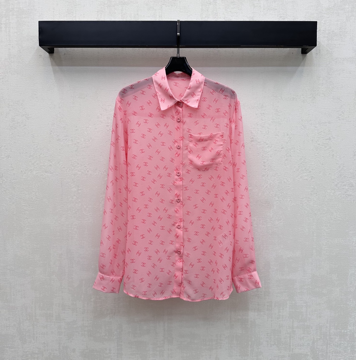 NO:836815,Chane*2026 New Arrival Letter Printed Tulle Shirt Customized YB imported light sheer material Breathable, comfortable and delicate Double C logo pattern elements printed all over the body Highlight the brand tone Adjustable placket buttons to match the single side pocket decoration on the chest Add a sense of layering to the look Development of surface accessories Regular lapel long-sleeved shirt tailoring Easily manageable for commuting and vacation High version 2 colors 36 38 40,,chanel,shirts,19860909Chane*2026新品上架字母印花薄纱衬衣定制YB进口轻薄透纱材质 透气舒适细腻 通体满印双C徽标图案元素 彰显品牌调性 开襟纽扣调节配合胸前单侧口袋装饰 增添造型层次感 面辅料开发 常规翻领长袖衬衫剪裁 通勤度假轻松驾驭穿搭 高版本2色36 38 40,,chanel,shirts,,Women's clothing
