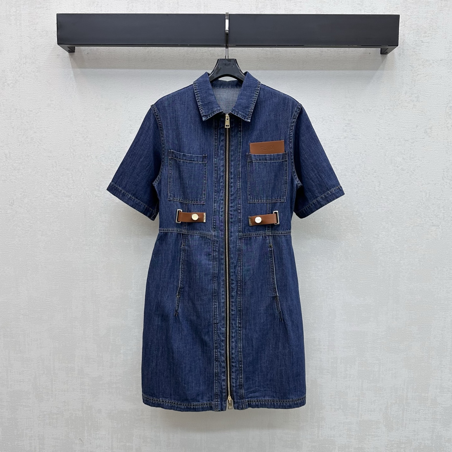 NO:836814,Fend*2026 new arrival leather denim dress customized YB imported twill Tencel cotton denim material Enzyme multiple washes Dark blue with natural whitening effect Retro and versatile Brown leather splicing design on the chest Adjustable with symmetrical buckle belt at the waist and two-way zipper placket to add layering to the look More prominent high-end fashion sense Decorated with the iconic engraved letter logo on the chest to highlight the brand tone Development of surface accessories Lapel short-sleeved dress tailoring  Complete set of fashionable and western style high version, fendi, skirts, T-shirt,19860909Fend*2026新品上架拼皮牛仔连衣裙定制YB进口斜纹天丝棉牛仔材质 酵素多重水洗 深蓝色配合自然磨白效果 复古百搭 胸口棕色皮面拼接设计 配合腰间对称扣带与开襟双向拉链调节处理 增添造型层次感 高级时尚感更突出 搭配胸前标志性刻印字母徽标装饰 彰显品牌调性 面辅料开发 翻领短袖连衣裙版型剪裁 成套穿搭时髦洋气 高版本,,fendi,skirts,T-shirt,,Women's clothing