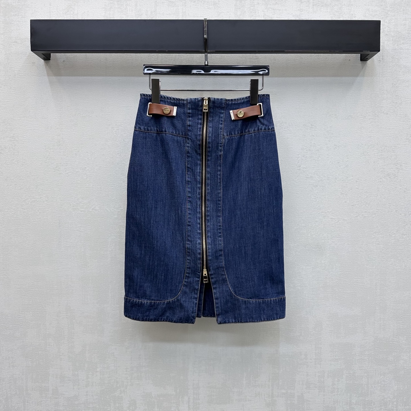 NO:836799,Fend*2026 new products on the shelves leather denim slit skirt customized YB imported twill Tencel cotton denim material Enzyme multiple washes Dark blue with natural whitening effect Retro and versatile Symmetrical brown leather buckle splicing design at the waist Adjustable with a central zipper to add layering to the look High-end fashion is more prominent Decorated with iconic engraved letters and logos to highlight the brand tone Development of surface accessories High-waisted zipper slit skirt tailoring  Can be paired with shirts and jackets from the same series for a fashionable and stylish outfit. High version, fendi, skirts, jackets & coats,19860909Fend*2026新品上架拼皮牛仔开衩半裙定制YB进口斜纹天丝棉牛仔材质 酵素多重水洗 深蓝色配合自然磨白效果 复古百搭 腰间对称棕色皮面扣带拼接设计 配合居中拉链调节处理 增添造型层次感 高级时尚感更突出 搭配标志性刻印字母徽标装饰 彰显品牌调性 面辅料开发 高腰拉链开衩半裙版型剪裁 可搭配同系列衬衣外套 成套穿搭时髦洋气  高版本,,fendi,skirts,jackets & coats,,Women's clothing