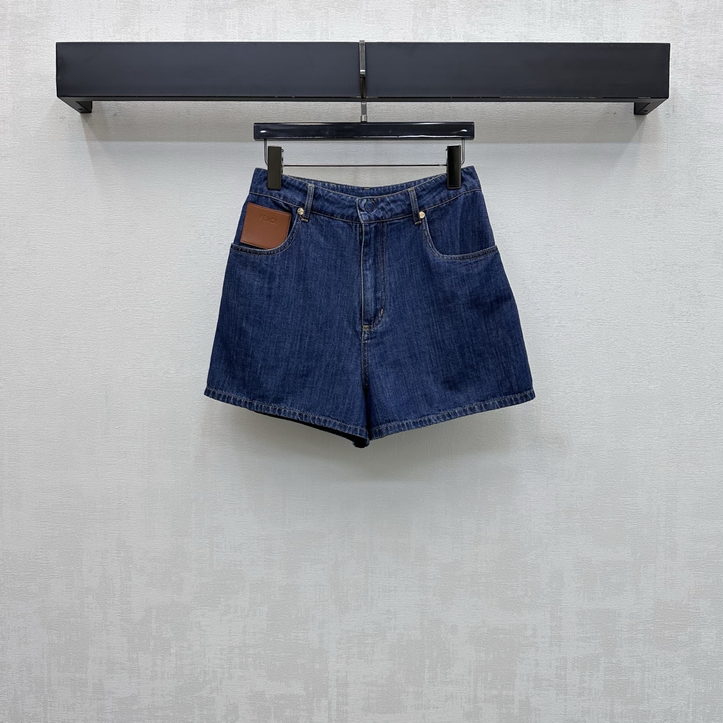 NO:836784,Fend*2026 new arrival leather denim straight shorts, customized YB imported twill Tencel cotton denim material, enzyme multiple washes, dark blue with natural whitening effect, retro and versatile, brown leather splicing design of side pockets, zipper snap adjustment to add layering to the look, more high-end fashion sense, decorated with iconic engraved letter logo, highlighting the brand tone, development of surface accessories, high waist buttoned straight shorts cut, can be paired with shirts and jackets of the same series  Complete sets of fashionable and stylish outfits, high version, fendi, shorts, jackets & coats,19860909Fend*2026新品上架拼皮牛仔直筒短裤定制YB进口斜纹天丝棉牛仔材质 酵素多重水洗 深蓝色配合自然磨白效果 复古百搭 侧口袋棕色皮面拼接设计 配合拉链按扣调节处理 增添造型层次感 高级时尚感更突出 搭配标志性刻印字母徽标装饰 彰显品牌调性 面辅料开发 高腰系扣直筒短裤版型剪裁 可搭配同系列衬衣外套 成套穿搭时髦洋气  高版本,,fendi,shorts,jackets & coats,,Women's clothing