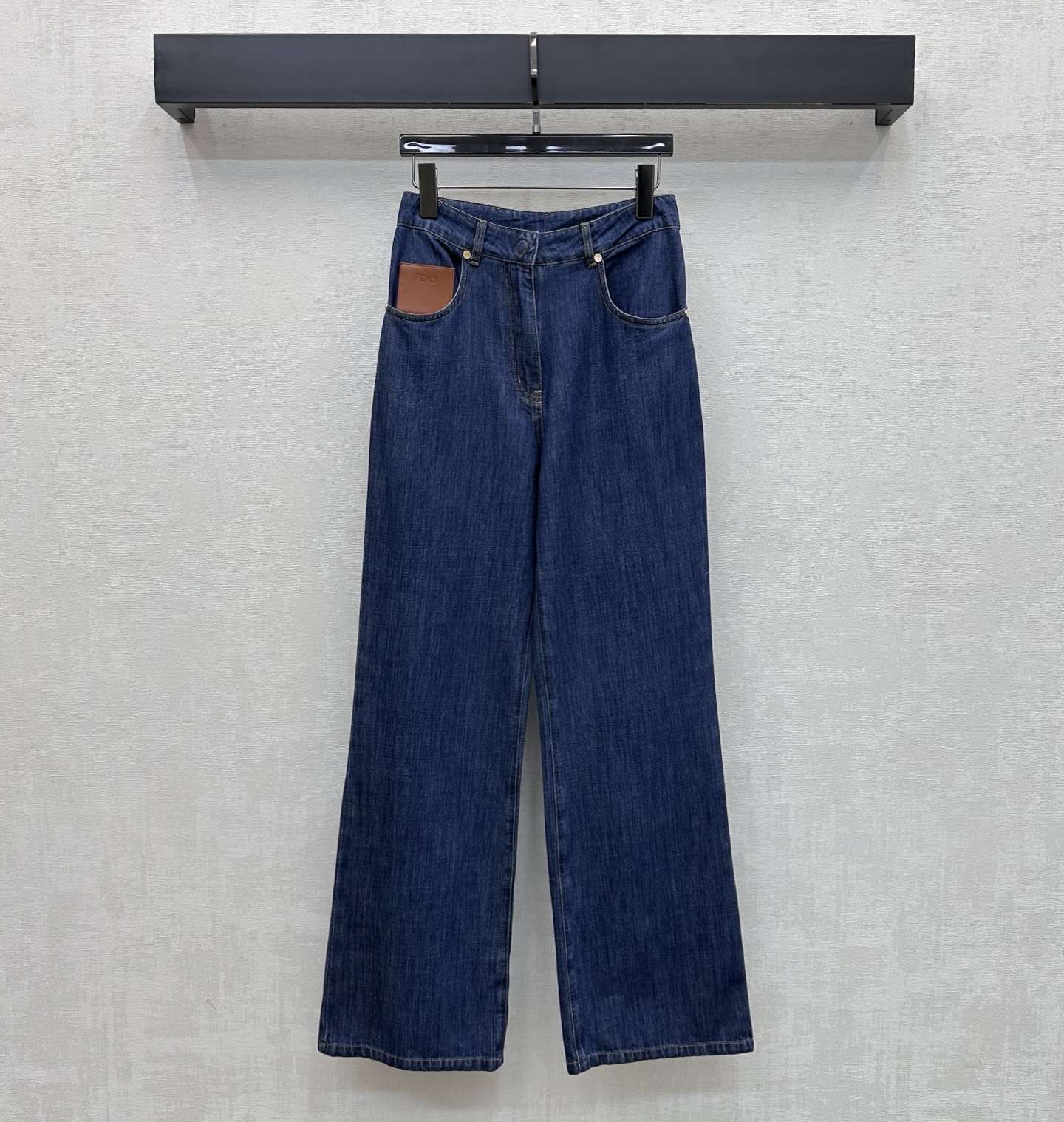 NO:836791,Fend*2026 new arrival leather denim straight trousers customized YB imported twill Tencel cotton denim material Enzyme multiple washes Dark blue with natural whitening effect Retro and versatile Side pockets brown leather splicing design Adjustable with zipper snaps to add layering to the look High-end fashion is more prominent Decorated with iconic engraved letter logo Highlighting the brand tone Development of surface accessories High-waist buttoned straight trousers cut Can be paired with shirts and jackets of the same series  A complete set of fashionable and western-style outfits, high version, fendi, jackets & coats,19860909Fend*2026新品上架拼皮牛仔直筒长裤定制YB进口斜纹天丝棉牛仔材质 酵素多重水洗 深蓝色配合自然磨白效果 复古百搭 侧口袋棕色皮面拼接设计 配合拉链按扣调节处理 增添造型层次感 高级时尚感更突出 搭配标志性刻印字母徽标装饰 彰显品牌调性 面辅料开发 高腰系扣直筒长裤版型剪裁 可搭配同系列衬衣外套 成套穿搭时髦洋气  高版本,,fendi,jackets & coats,,Women's clothing