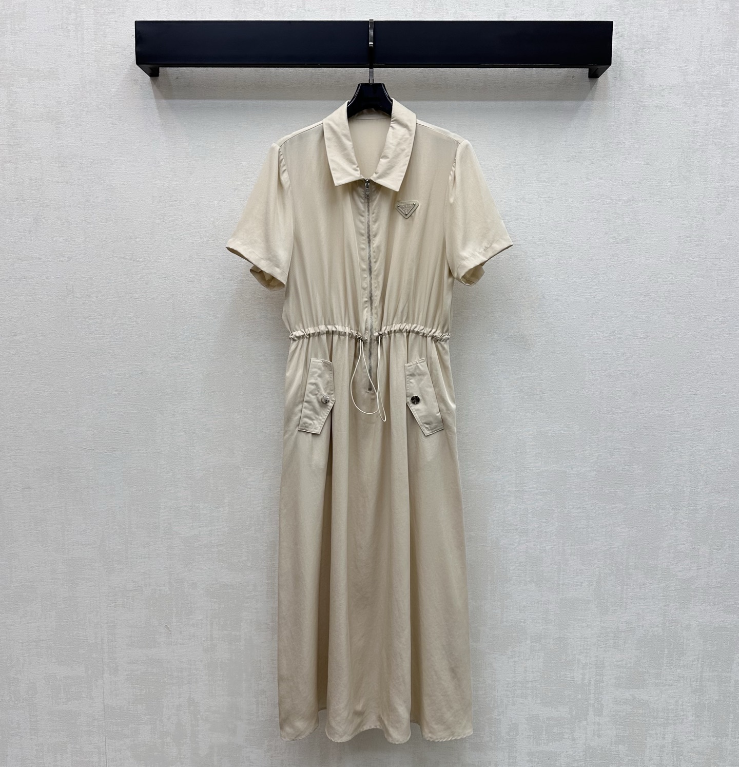 NO:837583,Prad*2026 New Arrival Workwear Drawstring Dress Customized YB imported Lyocell rayon material. Glossy, smooth and delicate. Breathable and skin-friendly. Half-open zipper with buckle drawstring adjustment design on both sides. Flap pocket decoration adds layering to the look. The iconic metal triangle logo is embellished on the chest to highlight the brand tone. Surface accessories development. Lapel short-sleeved dress tailoring. It can be worn casually for daily commuting or weekend outings. It has a refreshing and advanced style. It has a minimalist temperament.  High version 2 colors, prada,skirts,T-shirt,19860909Prad*2026新品上架工装抽绳连衣裙定制YB进口莱赛尔人棉材质 光泽垂顺细腻 透气亲肤 半开襟拉链配合腰间卡扣抽绳调节设计两侧插兜翻盖口袋装饰 增添造型层次感 胸口点缀标志性金属三角徽标 彰显品牌调性 面辅料开发 翻领短袖连衣裙剪裁 日常通勤还是周末出游随意搭配穿搭清爽高级 自带极简主义气质  高版本2色,,prada,skirts,T-shirt,,Women's clothing