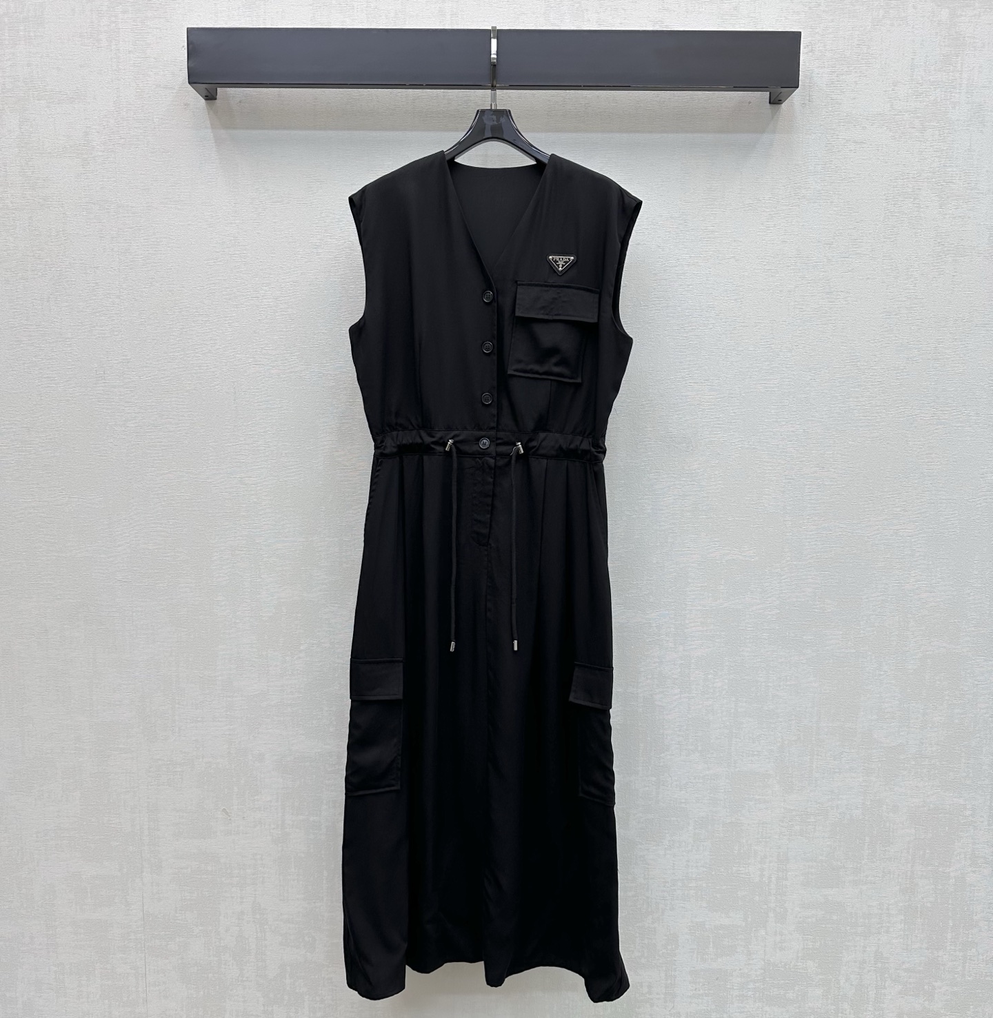 NO:837561,Prad*2026 New Arrival Workwear Drawstring Vest Skirt Customized YB imported Lyocell rayon material Glossy and smooth, breathable and skin-friendly V-neck cut processing with buckle drawstring adjustment design Workwear-style large pockets on both sides to add layering to the look The iconic metal triangle logo on the chest highlights the brand tone Development of surface accessories  High version 2 colors, prada,skirts,19860909Prad*2026新品上架工装抽绳背心裙定制YB进口莱赛尔人棉材质 光泽垂顺细腻 透气亲肤 V领版型裁剪处理配合卡扣抽绳调节设计两侧工装风大口袋装饰 增添造型层次感 胸口点缀标志性金属三角徽标 彰显品牌调性 面辅料开发 V领抽绳背心裙剪裁 日常通勤还是周末出游随意搭配穿搭清爽高级 自带极简主义气质  高版本2色,,prada,skirts,,Women's clothing