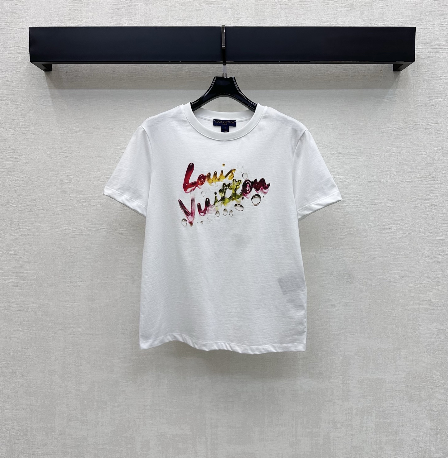 NO:837550,Louis Vuitto*2026 new arrivals, letter logo short-sleeved custom YB imported twill cotton material, soft and delicate texture, breathable and skin-friendly, pure white tone throughout, designed with the iconic colorful handwritten letter print pattern on the chest, highlighting the brand tone and embellished with water droplets to add layering to the look. Development of surface accessories. Round neck short-sleeved T-shirt tailoring. It is fashionable to wear alone and layered. High version, louis  vuitton,T-shirt,tees,t-shirt,19860909Louis Vuitto*2026新品上架字母徽标短袖定制YB进口斜纹全棉材质 质地柔软细腻 透气亲肤 通体采用纯净白色调 配合胸前标志性彩色手写体字母印花图案设计 彰显品牌调性 并点缀水滴晕染效果 增添造型层次感 面辅料开发 圆领短袖T恤剪裁 单穿叠穿出彩时髦  高版本,,louis vuitton,T-shirt,tees，t-shirt,,Women's clothing