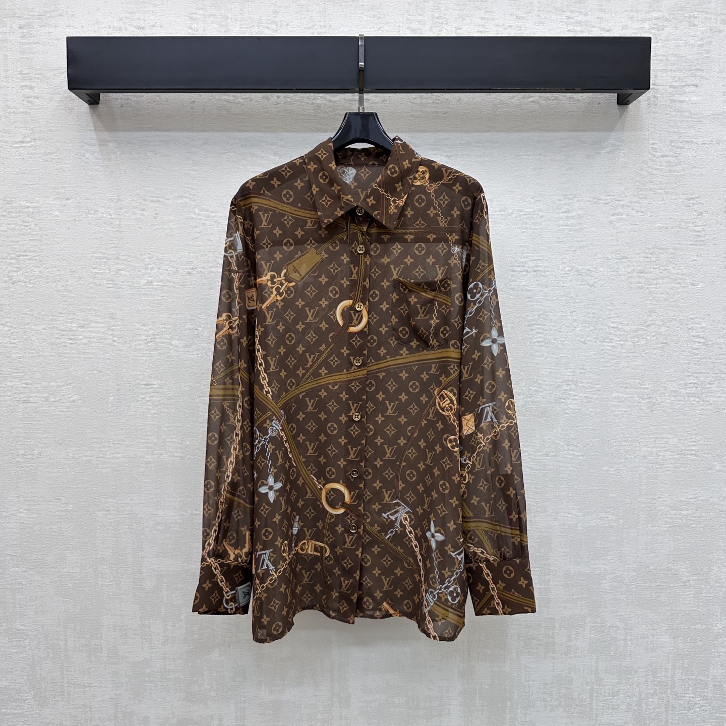 NO:837560,Louis Vuitto*2026 new products on the shelves chain printed tulle shirt customized YB imported light sheer material Breathable, comfortable and delicate All-over logo printed four-leaf clover letter logo elements highlight the brand tone Embellished with chain lock printed pattern to add style layering Development of surface accessories Lapel long-sleeved shirt tailoring Can be worn with the same series of trousers High-end and fashionable outfits High version 2 colors, Louis Vuitton, shirts,19860909Louis Vuitto*2026新品上架链条印花薄纱衬衣定制YB进口轻薄透纱材质 透气舒适细腻 通体满铺标志印花四叶草字母徽标元素 彰显品牌调性 配合链条锁扣印花图案点缀设计 增添造型层次感 面辅料开发 翻领长袖衬衫剪裁 可搭配同系列长裤 成套穿搭高级时髦 高版本2色,,louis vuitton,shirts,,Women's clothing