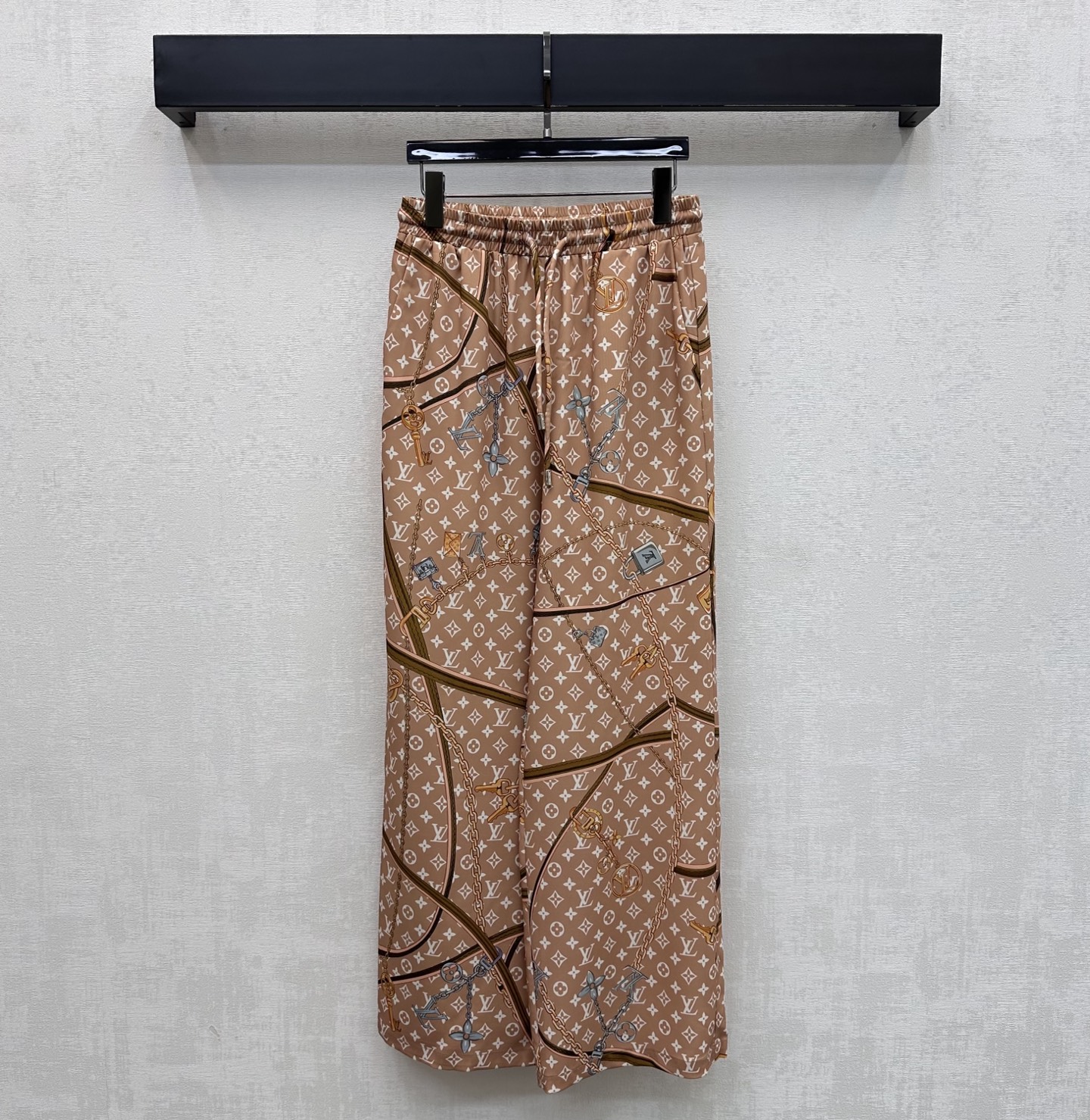 NO:837582,Louis Vuitto*2026 new products are on the shelves. Chain printed drawstring trousers are made of YB imported cotton material. They are shiny, crisp and stylish. The all-over logo is printed with four-leaf clover letter logo elements to highlight the brand's tone. The drawstring elastic waist adjustment is combined with the chain lock buckle printed pattern embellishment design to add layering to the look. Surface accessories development. High-waisted drawstring straight trousers cut. Can be matched with shirts from the same series. Complete set to wear high-end fashion. High version 2 colors, Louis Vuitton,19860909Louis Vuitto*2026新品上架链条印花抽绳长裤定制YB进口棉纶材质 光泽细腻 挺括有型 通体满铺标志印花四叶草字母徽标元素 彰显品牌调性 抽绳松紧腰调节配合链条锁扣印花图案点缀设计 增添造型层次感 面辅料开发 高腰抽绳直筒长裤剪裁 可搭配同系列衬衣 成套穿搭高级时髦  高版本2色,,louis vuitton,,Women's clothing