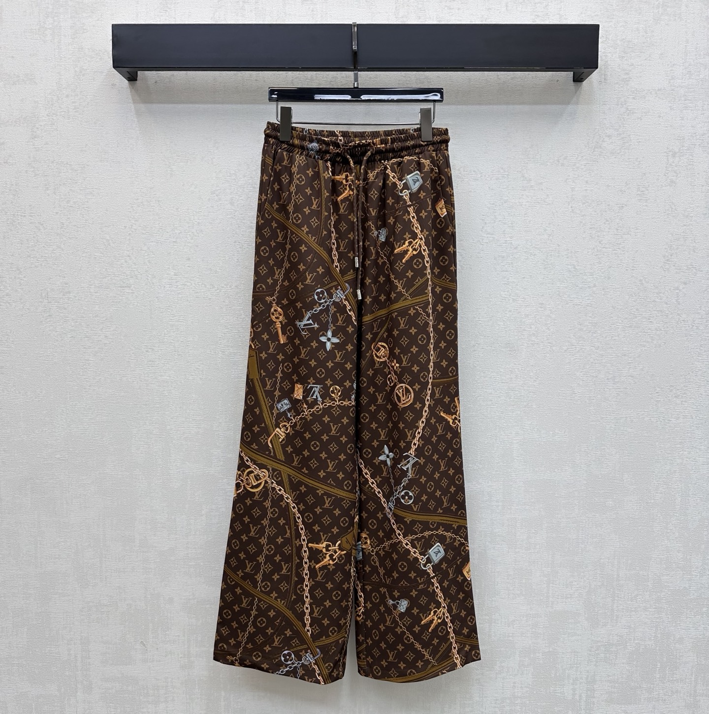 NO:837565,Louis Vuitto*2026 new products are on the shelves. Chain printed drawstring trousers are made of YB imported cotton material. They are shiny, crisp and stylish. The all-over logo is printed with four-leaf clover letter logo elements to highlight the brand's tone. The drawstring elastic waist adjustment is combined with the chain lock buckle printed pattern embellishment design to add layering to the look. Surface accessories development. High-waisted drawstring straight trousers cut. Can be matched with shirts from the same series. Complete set to wear high-end fashion. High version 2 colors, Louis Vuitton,19860909Louis Vuitto*2026新品上架链条印花抽绳长裤定制YB进口棉纶材质 光泽细腻 挺括有型 通体满铺标志印花四叶草字母徽标元素 彰显品牌调性 抽绳松紧腰调节配合链条锁扣印花图案点缀设计 增添造型层次感 面辅料开发 高腰抽绳直筒长裤剪裁 可搭配同系列衬衣 成套穿搭高级时髦  高版本2色,,louis vuitton,,Women's clothing