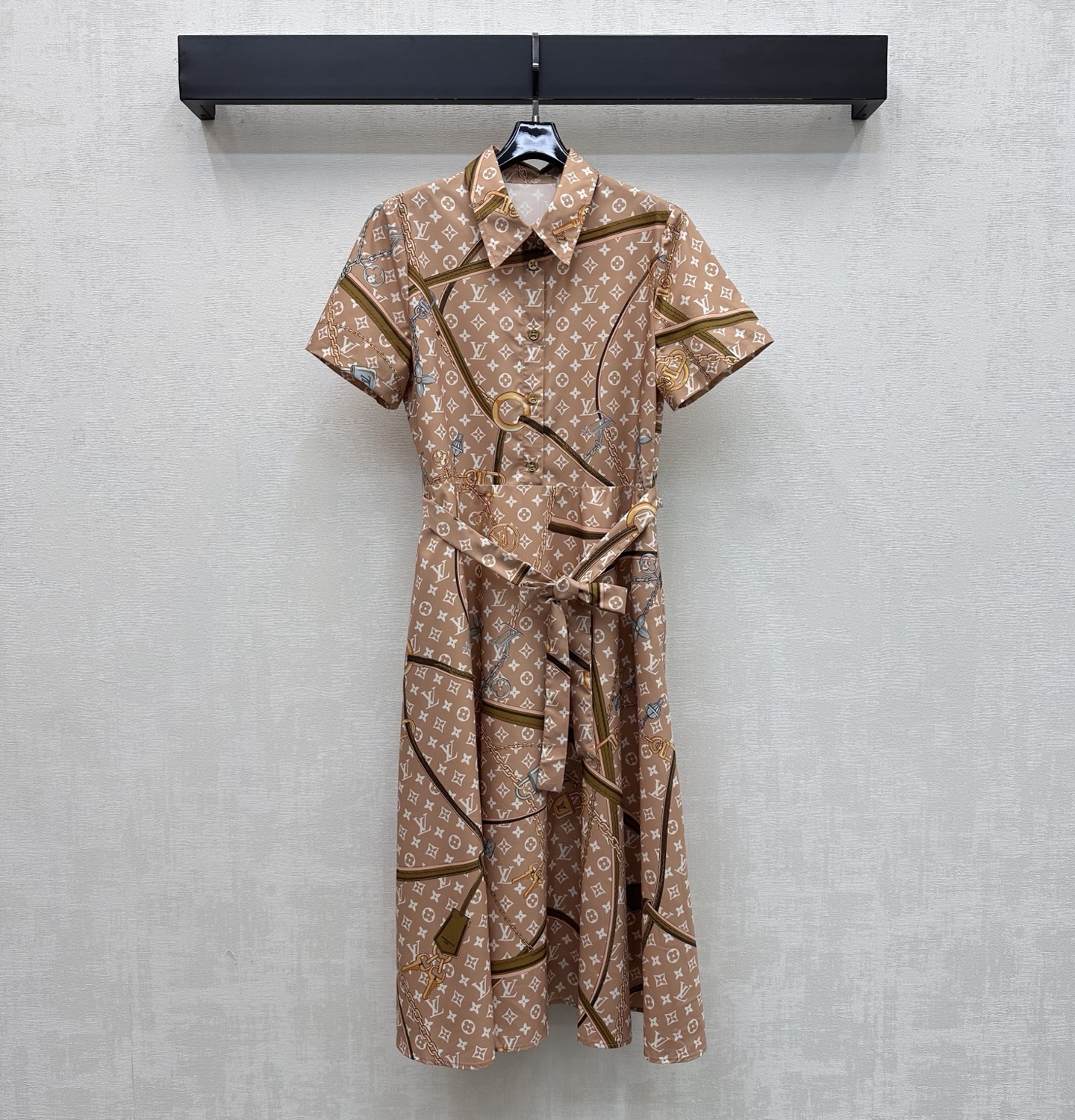 NO:837551,Louis Vuitto*2026 new arrivals Chain printed belt dress customized YB imported cotton material Delicate luster, crisp and stylish All-over logo printed four-leaf clover letter logo element Highlights brand tone The fabric's lace-up placket buttons are adjusted with chain lock buckle printed pattern embellishment design to add layering to the look Surface accessories development Lapel short-sleeved dress tailoring High-end fashion for daily commuting High version 2 colors, Louis Vuitton, skirts, T-shirt,19860909Louis Vuitto*2026新品上架链条印花腰带连衣裙定制YB进口棉纶材质 光泽细腻 挺括有型 通体满铺标志印花四叶草字母徽标元素 彰显品牌调性 本布系带开襟纽扣调节配合链条锁扣印花图案点缀设计 增添造型层次感 面辅料开发 翻领短袖连衣裙剪裁 日常通勤穿搭高级时髦 高版本2色,,louis vuitton,skirts,T-shirt,,Women's clothing