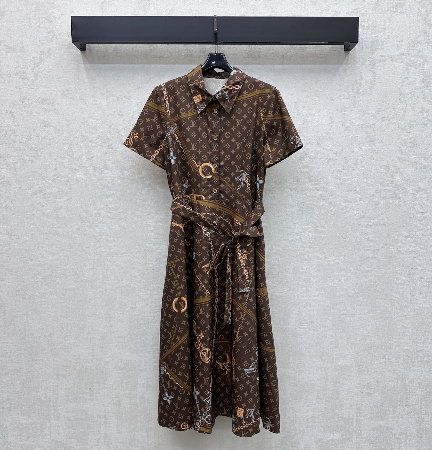 NO:837543,Louis Vuitto*2026 new arrivals Chain printed belt dress customized YB imported cotton material Delicate luster, crisp and stylish All-over logo printed four-leaf clover letter logo element Highlights brand tone The fabric's lace-up placket buttons are adjusted with chain lock buckle printed pattern embellishment design to add layering to the look Surface accessories development Lapel short-sleeved dress tailoring High-end fashion for daily commuting High version 2 colors, Louis Vuitton, skirts, T-shirt,19860909Louis Vuitto*2026新品上架链条印花腰带连衣裙定制YB进口棉纶材质 光泽细腻 挺括有型 通体满铺标志印花四叶草字母徽标元素 彰显品牌调性 本布系带开襟纽扣调节配合链条锁扣印花图案点缀设计 增添造型层次感 面辅料开发 翻领短袖连衣裙剪裁 日常通勤穿搭高级时髦 高版本2色,,louis vuitton,skirts,T-shirt,,Women's clothing