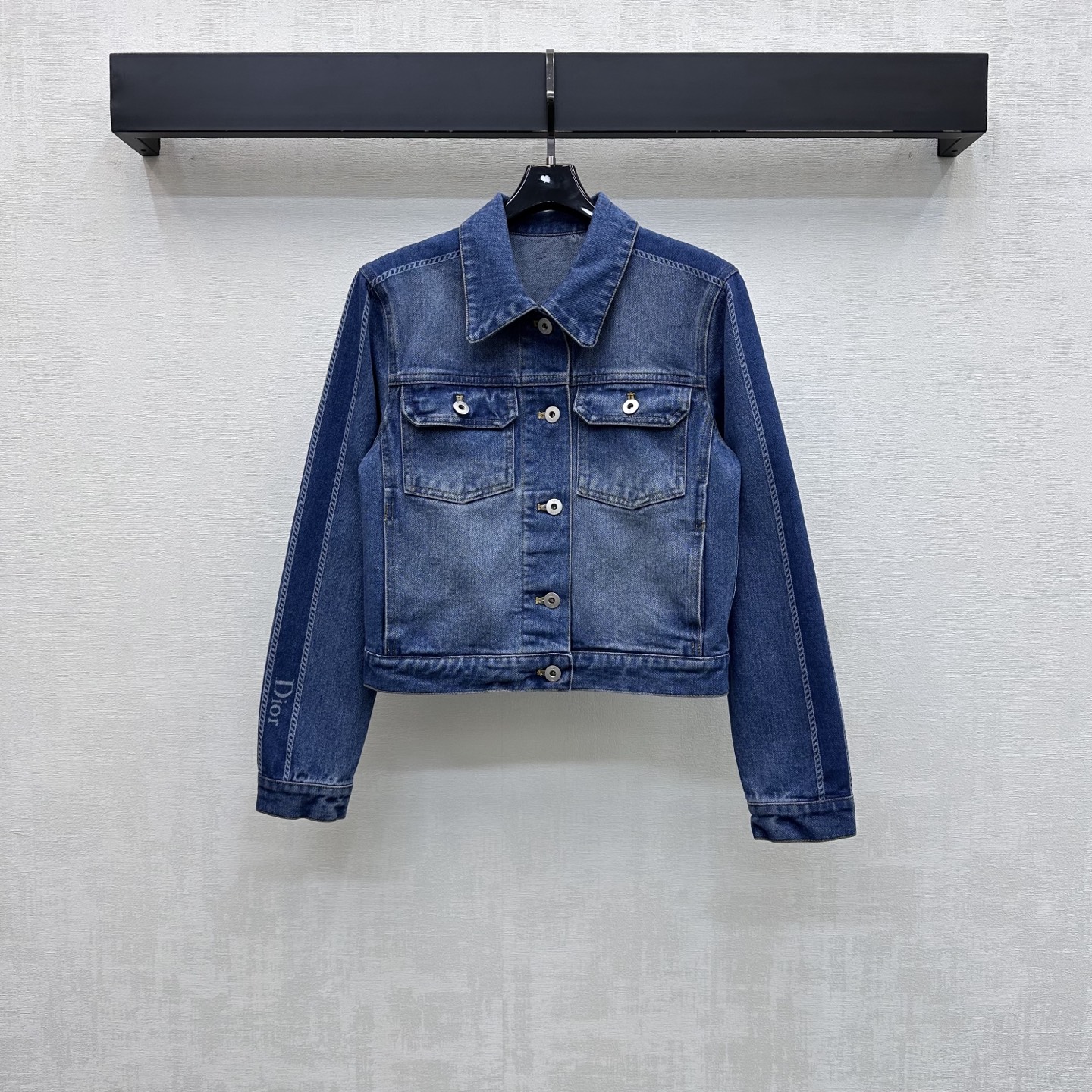NO:840063,Dio*2026 new product launch laser printed denim jacket, customized YB imported twill cotton denim material, crisp, comfortable and stylish. Repeated enzyme washing process presents a uniform texture. The placket is engraved with metal buttons for adjustment and symmetrical flap pocket decoration on the chest adds layering to the look. The laser process on the sleeve side creates the iconic letter web logo printing effect. Echoes the contrasting color leather label design on the back to highlight the brand tone. Development of surface accessories. Lapel jacket tailoring. Can be paired with trousers of the same series.  Complete sets of relaxed and fashionable outfits to bring out the high-street casual style. High version, dior, jackets & coats, jackets & coats,19860909Dio*2026新品上架激光印花牛仔外套定制YB进口斜纹全棉牛仔材质 挺括舒适有型 反复酵素水洗工艺处理呈现出均匀纹理 沿用开襟刻印金属纽扣调节配合胸前对称翻盖口袋装饰 增添造型层次感 袖侧激光工艺处理打造标志性字母织带徽标印花效果 呼应后背撞色皮标设计 彰显品牌调性 面辅料开发 翻领夹克外套剪裁 可搭配同系列长裤 成套穿搭松弛时髦 穿出满满的高街休闲风  高版本,,dior,jackets & coats,jackets & coats,,Women's clothing