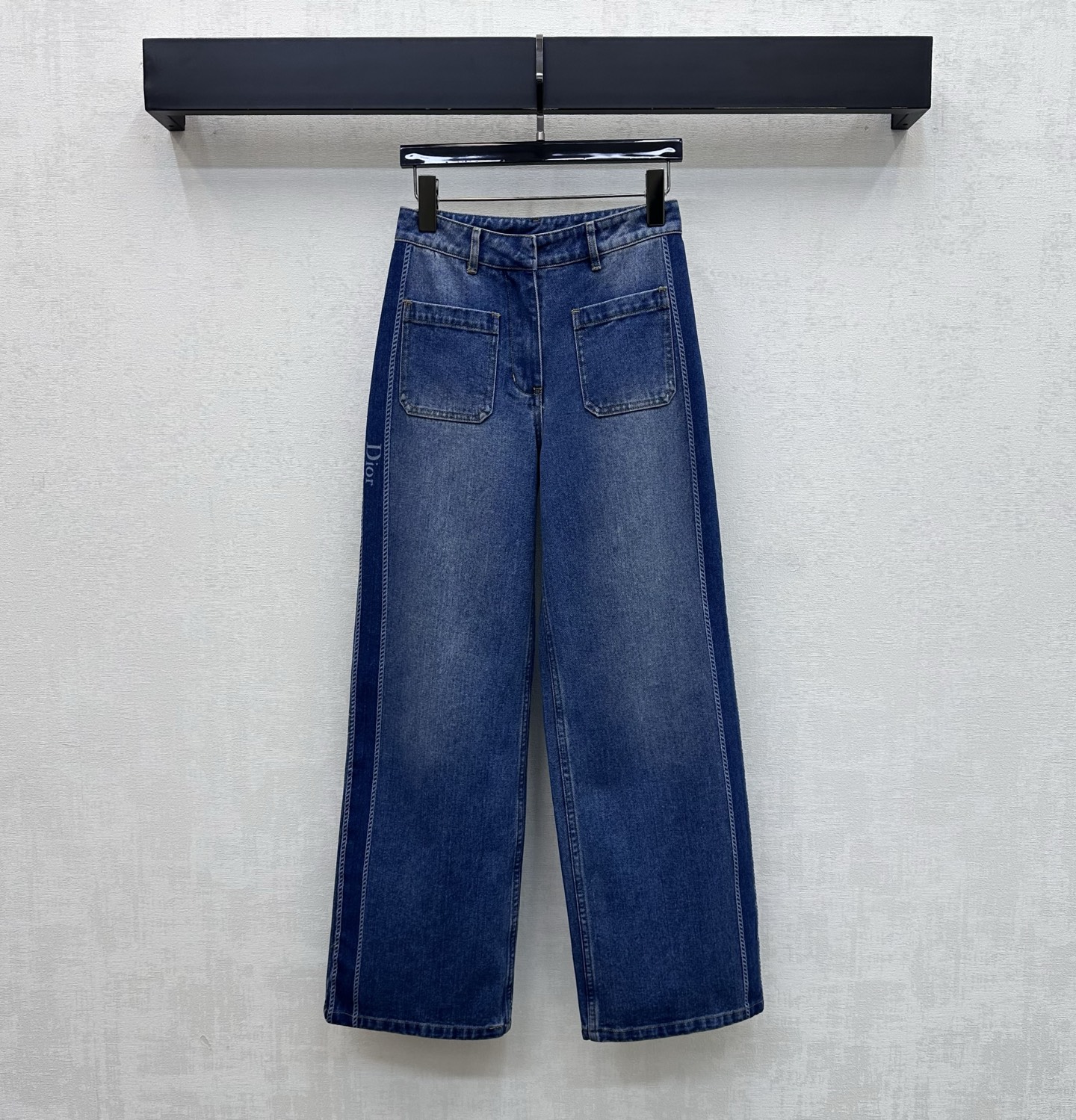 NO:840062,Dio*2026 new product launch laser printed denim trousers customized with YB imported twill cotton denim material. Stiff, comfortable and stylish. Repeated enzyme washing process presents a uniform texture. Use symmetrical patch pocket design decoration to add layering to the shape. Laser process on the leg side creates the iconic letter web logo printing effect to highlight the brand tone. Surface accessories development. High waist buttoned straight trousers cut. Can be paired with jackets from the same series. Wear as a set to relax and fashionable. Wear full of high street casual style.  High version,,dior,jackets & coats,19860909Dio*2026新品上架激光印花牛仔长裤定制YB进口斜纹全棉牛仔材质 挺括舒适有型 反复酵素水洗工艺处理呈现出均匀纹理 沿用对称贴袋设计装饰 增添造型层次感 腿侧激光工艺处理打造标志性字母织带徽标印花效果 彰显品牌调性 面辅料开发 高腰系扣直筒长裤剪裁 可搭配同系列夹克 成套穿搭松弛时髦 穿出满满的高街休闲风  高版本,,dior,jackets & coats,,Women's clothing