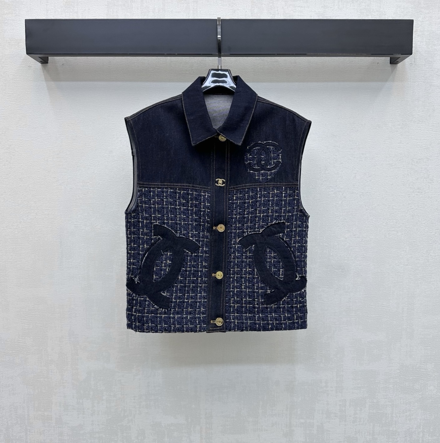 NO:840051,Chane*2026 new product launch tweed splicing denim vest customized YB imported twill cotton denim tweed fabric splicing material. The texture is crisp and stylish. The retro dark blue tone is adjusted with metal letter buttons on the placket to echo the double C embroidery decoration. It highlights the brand's tone. Decorated with the same color tweed splicing design to add layering to the look. Surface accessories development. Lapel short vest cut. Can be paired with long shorts of the same series. It can be worn as a set to be high-end and fashionable. It can also be purchased separately.  High version 36 38 40,,chanel,shorts,19860909Chane*2026新品上架粗花呢拼接牛仔马甲定制YB进口斜纹全棉牛仔粗花呢面料拼接材质 质地挺括有型 复古深蓝基调配合开襟金属字母纽扣调节呼应双C绣花装饰 彰显品牌调性 饰以同色系粗花呢拼接设计 增添造型层次感 面辅料开发 翻领短款马甲剪裁 可搭配同系列长短裤 成套穿搭高级时髦 也可分开购入搭配   高版本36 38 40,,chanel,shorts,,Women's clothing