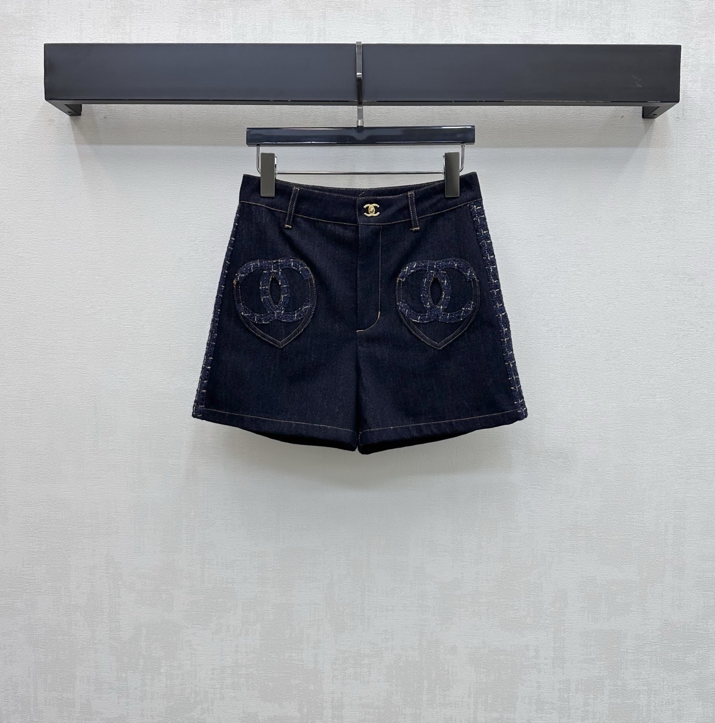 NO:840056,Chane*2026 new arrivals tweed splicing denim shorts, customized YB imported twill cotton denim tweed fabric splicing material. The texture is crisp and stylish. The retro dark blue tone is adjusted with metal letter buckles on the placket to echo the symmetrical double C love embroidered decoration. It highlights the brand tone. The tweed splicing design on both sides of the trouser legs is decorated with the same color tweed splicing design to add layering to the look. The development of surface accessories. High-waisted buttoned straight shorts cut. Can be paired with the same series of vest jackets. Complete set to wear high-end fashion.  Can also be purchased separately to match the high version 36 38 40, chanel, shorts, jackets & coats,19860909Chane*2026新品上架粗花呢拼接牛仔短裤定制YB进口斜纹全棉牛仔粗花呢面料拼接材质 质地挺括有型 复古深蓝基调配合开襟金属字母卡扣调节呼应对称双C爱心绣花装饰 彰显品牌调性 裤腿双侧饰以同色系粗花呢拼接设计 增添造型层次感 面辅料开发 高腰系扣直筒短裤剪裁 可搭配同系列马甲外套 成套穿搭高级时髦 也可分开购入搭配   高版本36 38 40,,chanel,shorts,jackets & coats,,Women's clothing