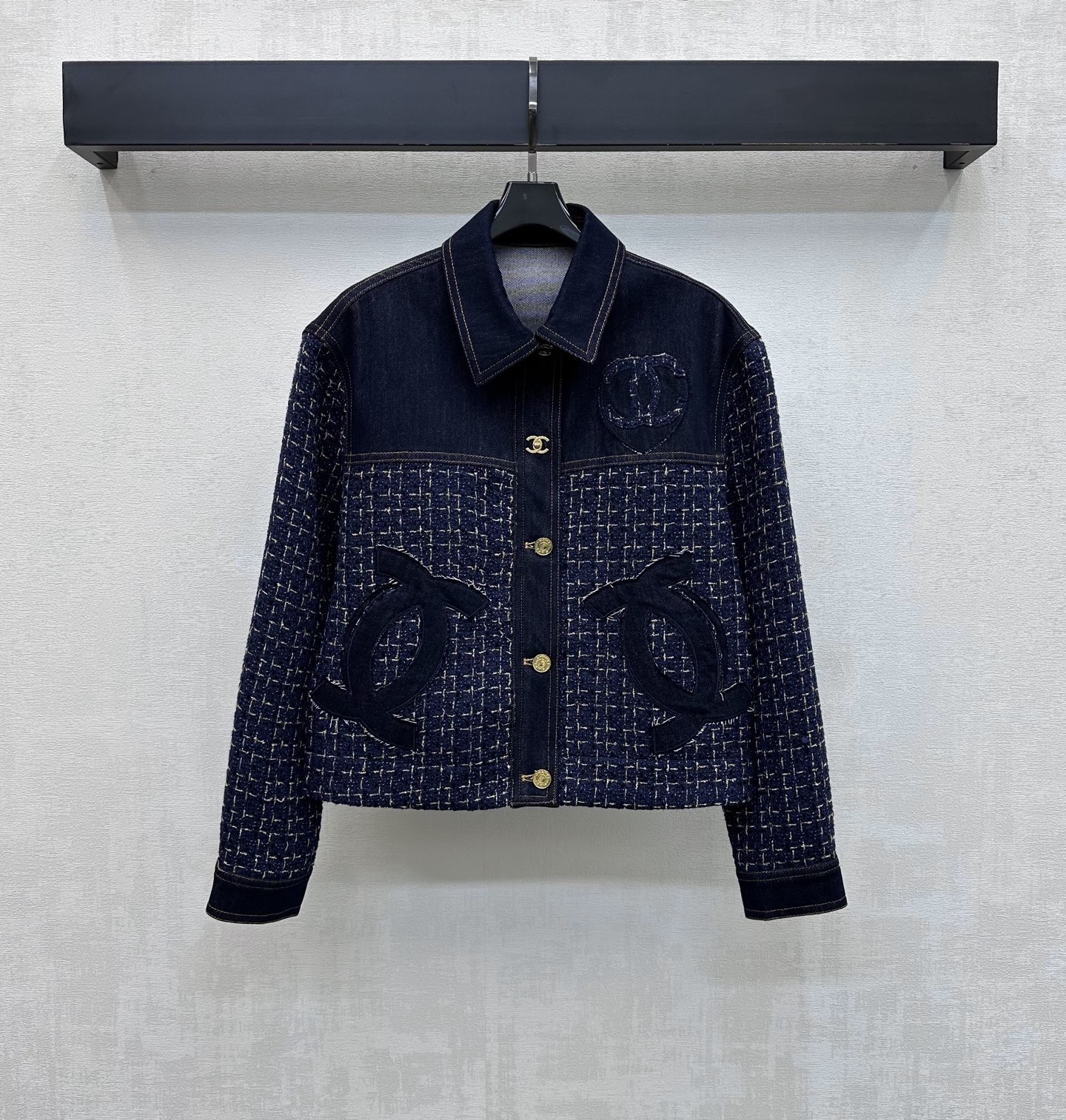 NO:840044,Chane*2026 new arrivals tweed splicing denim jacket customized YB imported twill cotton denim tweed splicing material. The texture is crisp and stylish. The retro dark blue tone is adjusted with metal letter buttons on the placket to echo the double C embroidery decoration. It highlights the brand tone. Decorated with the same color tweed splicing design to add layering to the look. The development of surface accessories. The tailoring of the lapel jacket can be paired with long shorts of the same series. It can be worn as a set to be high-end and fashionable. It can also be purchased separately.  High version 36 38 40,,chanel,shorts,jackets & coats,jackets & coats,19860909Chane*2026新品上架粗花呢拼接牛仔外套定制YB进口斜纹全棉牛仔粗花呢面料拼接材质 质地挺括有型 复古深蓝基调配合开襟金属字母纽扣调节呼应双C绣花装饰 彰显品牌调性 饰以同色系粗花呢拼接设计 增添造型层次感 面辅料开发 翻领夹克外套剪裁 可搭配同系列长短裤 成套穿搭高级时髦 也可分开购入搭配   高版本36 38 40,,chanel,shorts,jackets & coats,jackets & coats,,Women's clothing