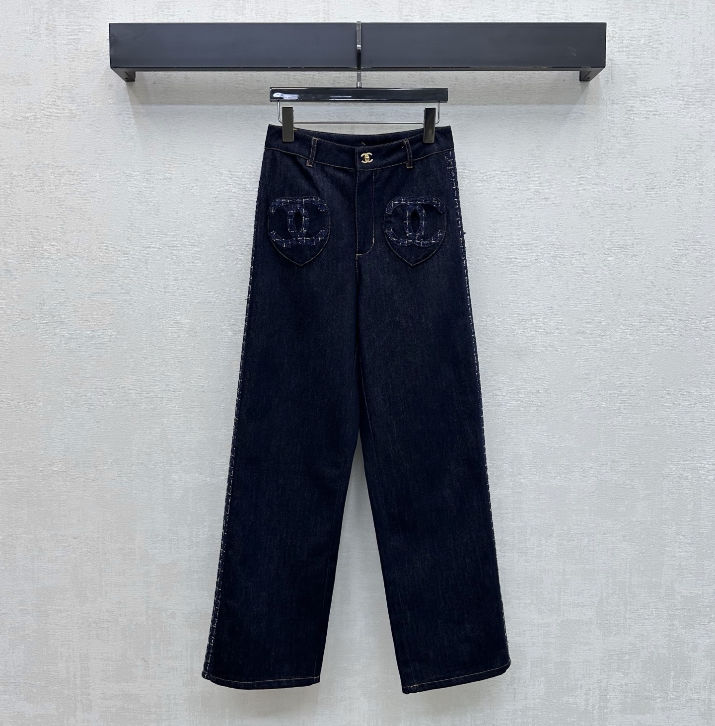 NO:840040,Chane*2026 new arrivals tweed splicing denim trousers customized YB imported twill cotton denim tweed splicing material. The texture is crisp and stylish. The retro dark blue tone is adjusted with metal letter buckles on the placket to echo the symmetrical double C love embroidered decoration. It highlights the brand tone. Both sides of the trouser legs are decorated with the same color tweed splicing design to add layering to the look. Surface accessories development. High-waist buttoned straight trousers cut. Can be paired with vest jackets of the same series.  High-end and fashionable outfits as a set. You can also buy them separately. High version 36 38 40, chanel, jackets & coats,19860909Chane*2026新品上架粗花呢拼接牛仔长裤定制YB进口斜纹全棉牛仔粗花呢面料拼接材质 质地挺括有型 复古深蓝基调配合开襟金属字母卡扣调节呼应对称双C爱心绣花装饰 彰显品牌调性 裤腿双侧饰以同色系粗花呢拼接设计 增添造型层次感 面辅料开发 高腰系扣直筒长裤剪裁 可搭配同系列马甲外套 成套穿搭高级时髦 也可分开购入搭配   高版本36 38 40,,chanel,jackets & coats,,Women's clothing