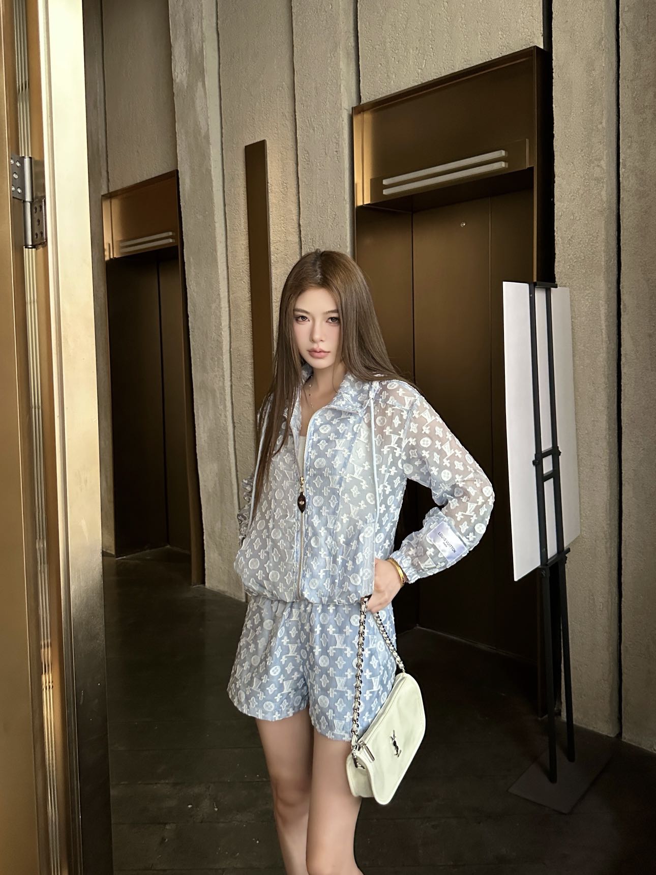NO:839392,Louis Vuitto*2026 new arrivals cut flower sun protection suit customized YB imported jacquard material. Light and breathable texture. Micro-perspective sun protection effect is good. The whole body is decorated with the iconic four-leaf clover letter logo to highlight the brand tone. The placket leather label zipper design adds a layered look. The development of fabric accessories. Short hooded jacket and high-waisted shorts. Elevate the waistline and make the legs look slimmer and longer. It can be worn casually for daily commuting or weekend outings. It has a refreshing and advanced style. It has a minimalist temperament.  High version 2 colors,,louis vuitton,shorts,jackets & coats,hats,19860909Louis Vuitto*2026新品上架剪花防晒套装定制YB进口提花材质 质地轻盈透气 微透视防晒效果佳 通体采用满铺标志性四叶草字母徽标装饰 彰显品牌调性 开襟皮标拉链设计增添造型层次感 面辅料开发 短款连帽外套高腰短裤 拉高腰线 显瘦显腿长 日常通勤还是周末出游随意搭配穿搭清爽高级 自带极简主义气质 高版本2色,,louis vuitton,shorts,jackets & coats,hats,,Women's clothing