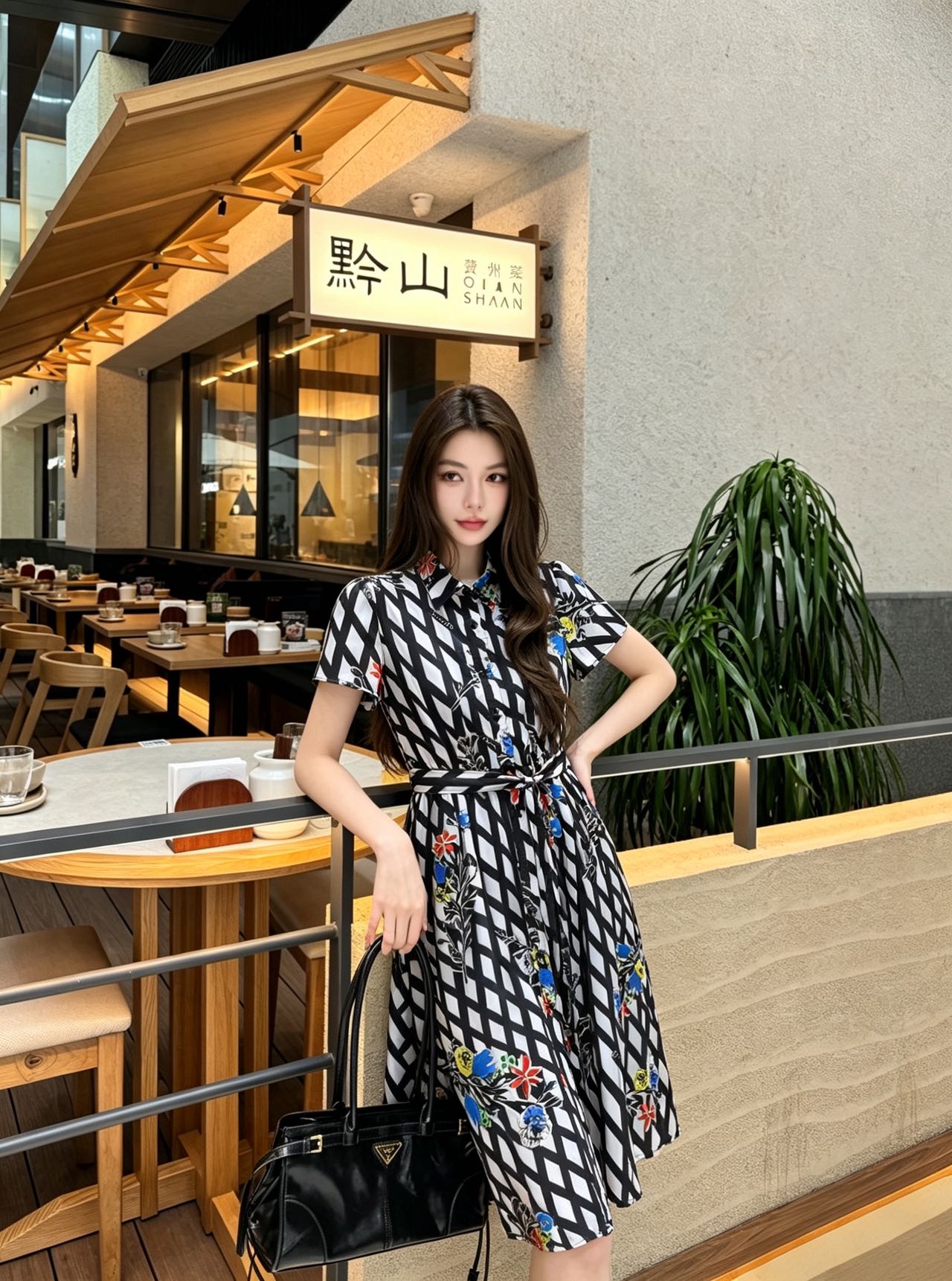 NO:839385,Chane*2026 new product launches rhombus printed shirt dress, customized YB imported twill cotton material, crisp and delicate texture, breathable and skin-friendly. The whole body is designed with classic black and white rhombus shading. Use the fabric belt to adjust the waist to add layering to the look. Embellished with colorful retro floral letter logo pattern to highlight the brand tone. Development of surface accessories. Lapel short-sleeved shirt dress tailoring. Stylish for daily commuting. High version 36 38  40,,chanel,skirts,T-shirt,19860909Chane*2026新品上架菱格印花衬衣裙定制YB进口斜纹全棉材质 质地挺括细腻 透气亲肤 通体采用经典黑白菱格底纹设计 配合本布腰带调节收腰处理 增添造型层次感 点缀彩色复古花卉字母徽标图案 彰显品牌调性 面辅料开发 翻领短袖衬衣裙剪裁 日常通勤穿搭出彩时髦  高版本36 38 40,,chanel,skirts,T-shirt,,Women's clothing