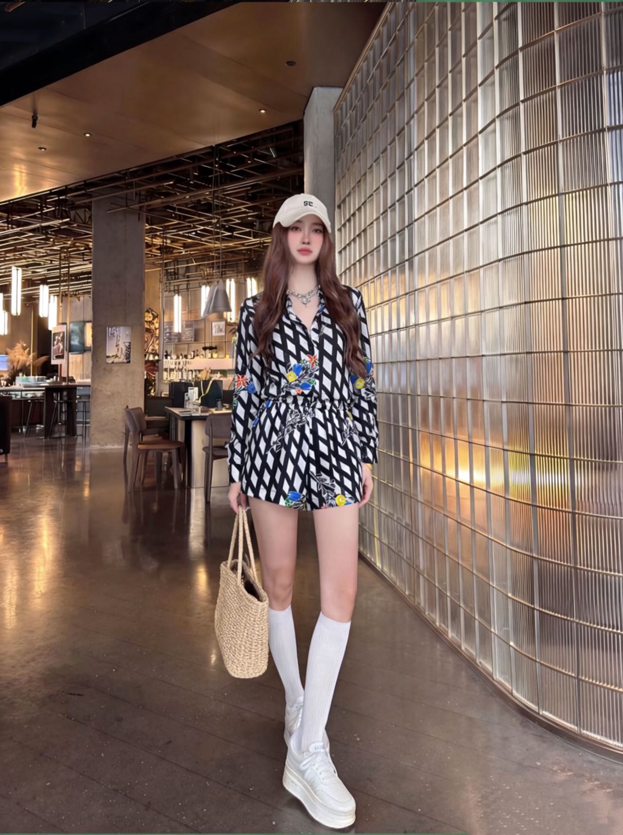 NO:839389,Shirts Shorts Chane*2026 new arrivals Diamond printed shirt Customized YB imported twill cotton material Crisp and delicate texture Breathable and skin-friendly The whole body is designed with a classic black and white diamond pattern Adjustable with placket buttons to add layering to the look Embellished with colorful retro floral letter logo patterns Highlighting the brand tone Development of surface accessories Lapel long-sleeved shirt tailoring Can be paired with the same series of shorts A perfect and fashionable outfit for daily commuting High version 36 38  40,,chanel,shorts,shirts,19860909衬衣 短裤 Chane*2026新品上架菱格印花衬衣定制YB进口斜纹全棉材质 质地挺括细腻 透气亲肤 通体采用经典黑白菱格底纹设计 配合开襟纽扣调节处理 增添造型层次感 点缀彩色复古花卉字母徽标图案 彰显品牌调性 面辅料开发 翻领长袖衬衫剪裁 可搭配同系列短裤 日常通勤成套穿搭出彩时髦   高版本36 38 40,,chanel,shorts,shirts,,Women's clothing