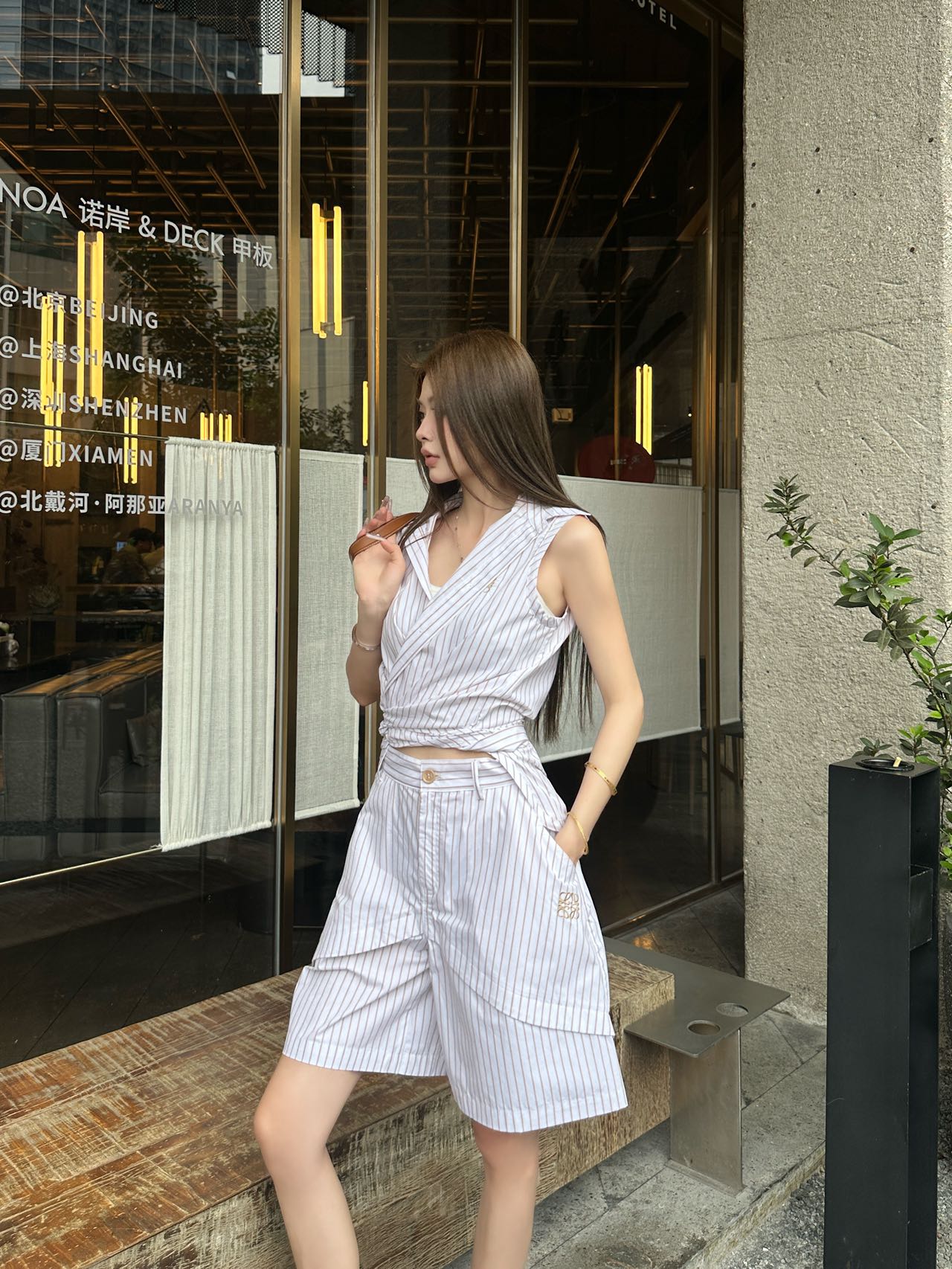 NO:839364,Loew*2026 new arrival striped irregular lace-up vest. Customized YB imported twill cotton material. Crisp and delicate texture. Breathable and skin-friendly. The whole body adopts classic vertical stripe design. Adjustable with placket buttons to adjust the asymmetric hem lace-up decoration to add layering to the look. Retro lapel style with iconic embroidered logo details on the chest to highlight the brand tone. Development of surface accessories. Lapel sleeveless shirt tailoring. Can be paired with long shorts of the same series. A refreshing and advanced daily commuting outfit.  It can also be purchased separately, with its own minimalist temperament, high version in 2 colors, loewe, shorts, shirts,19860909Loew*2026新品上架条纹不规则系带背心 定制YB进口斜纹全棉材质 质地挺括细腻 透气亲肤 通体采用经典竖条纹设计 配合开襟纽扣调节不对称下摆系带调节装饰 增添造型层次感 复古翻领款式搭配胸前饰以标志性刺绣徽标细节 彰显品牌调性 面辅料开发 翻领无袖衬衫剪裁 可搭配同系列长短裤 日常通勤成套穿搭清爽高级 也可分开购入 自带极简主义气质 高版本2色,,loewe,shorts,shirts,,Women's clothing