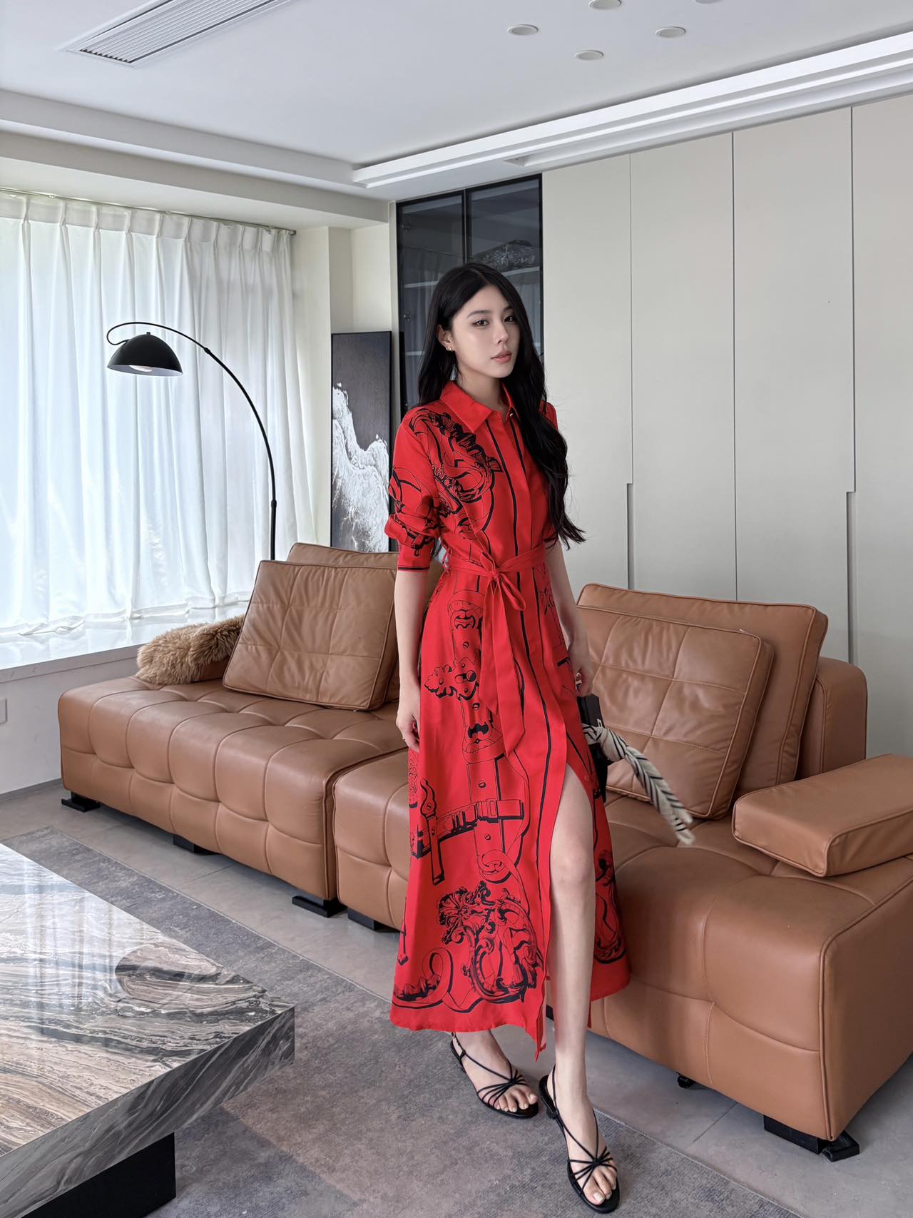 NO:839400,Herme*2026 new products are on the shelves. Silk printed long shirt dress is made of YB imported mulberry silk. It is smooth, shiny and textured. The whole body is made of retro red with black artistic hand-painted line printing pattern. It highlights the brand tone and is full of artistic sense. The hidden button adjustment on the placket is combined with the fabric lace waist design at the waist to add layering to the look. Simple and neat. Elegant and flexible when walking. Development of surface accessories. Lapel long-sleeved dress tailoring. Refreshing and advanced for daily commuting or vacation wear.  With its own literary and modern temperament, high version-,,hermes,skirts,real silk,19860909Herme*2026新品上架 真丝印花长款衬衣裙定制YB进口桑蚕丝材质 垂顺光泽有质感 通体采用复古红色调 搭配黑色艺术感手绘线条印花图案 彰显品牌调性 艺术感十足 开襟隐藏式纽扣调节配合腰部本布系带收腰设计 增添造型层次感 简约利落 行走间飘逸灵动 面辅料开发 翻领长袖连衣裙剪裁 日常通勤还是度假穿搭清爽高级 自带文艺摩登气质 高版本-,,hermes,skirts,real silk,,Women's clothing