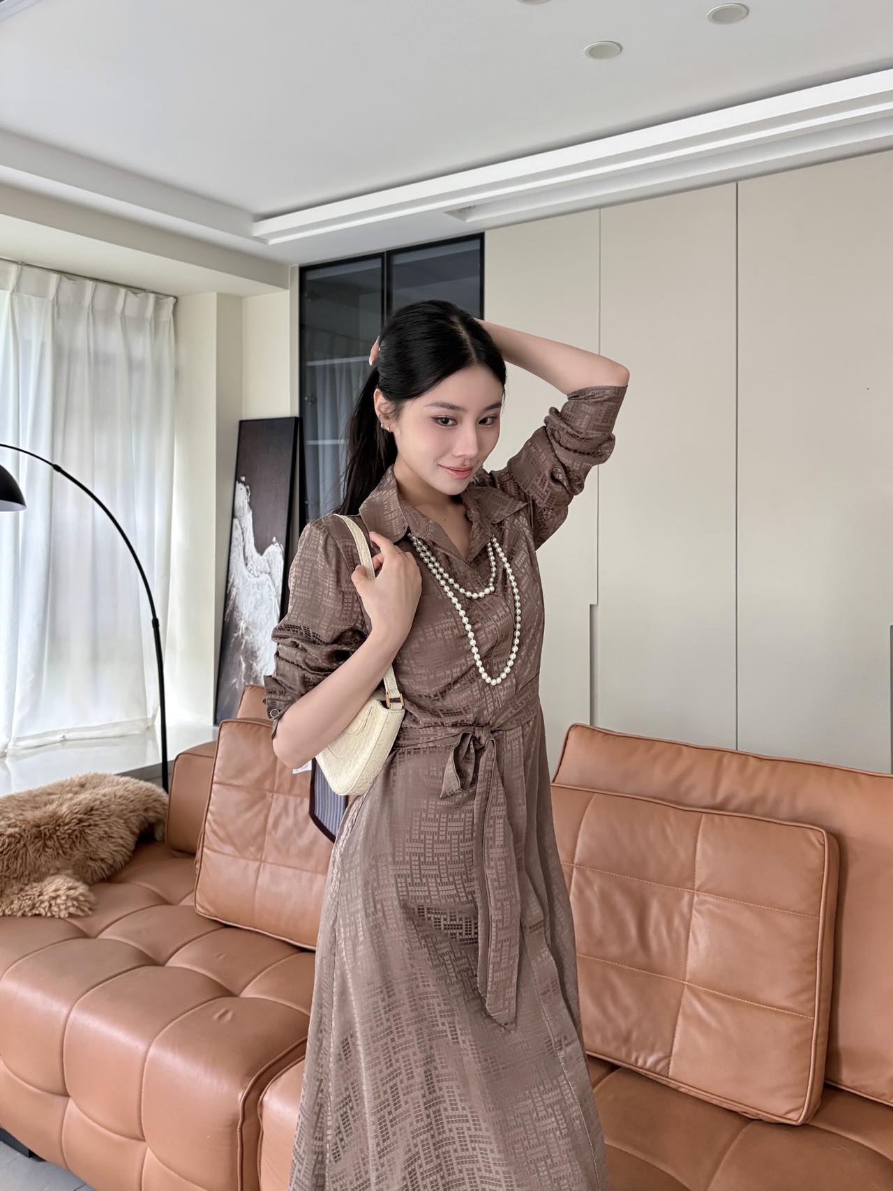 NO:839403,Herme*2026 new arrivals jacquard silk shirt dress customized YB imported jacquard mulberry silk material Light and drape texture silky smooth and skin-friendly All-over dark jacquard texture elements Highlight the brand tone Low-key luxury Full glossy classic lapel long-sleeved shirt-style design Capable and intellectual Combined with the waist lace-up waist freely adjustable design Adds layering to the look Outline the graceful figure The large A-line hem is cut to cover the flesh and make you slim  Smart and elegant. Development of fabric accessories. Tailored lapel long-sleeved shirt dress. Refreshing and high-end for daily commuting or vacation. Brings French elegance. Minimalist and high-end feel. Three colors available. High version 3 colors-,,hermes,skirts,shirts,real silk,19860909Herme*2026新品上架提花真丝衬衫长裙定制YB进口提花桑蚕丝材质 质地轻盈垂坠 触感丝滑亲肤 通体暗纹提花肌理元素 彰显品牌调性 低调奢华 光泽感满分 经典翻领长袖衬衫式设计 干练知性 配合腰部系带收腰自由调节设计 增添造型层次感 勾勒曼妙身姿 下摆A字大摆裁剪遮肉显瘦 灵动飘逸 面辅料开发 翻领长袖衬衣裙剪裁 日常通勤还是度假穿搭清爽高级 自带法式优雅气质 极简高级感 三色可选  高版本3色-,,hermes,skirts,shirts,real silk,,Women's clothing
