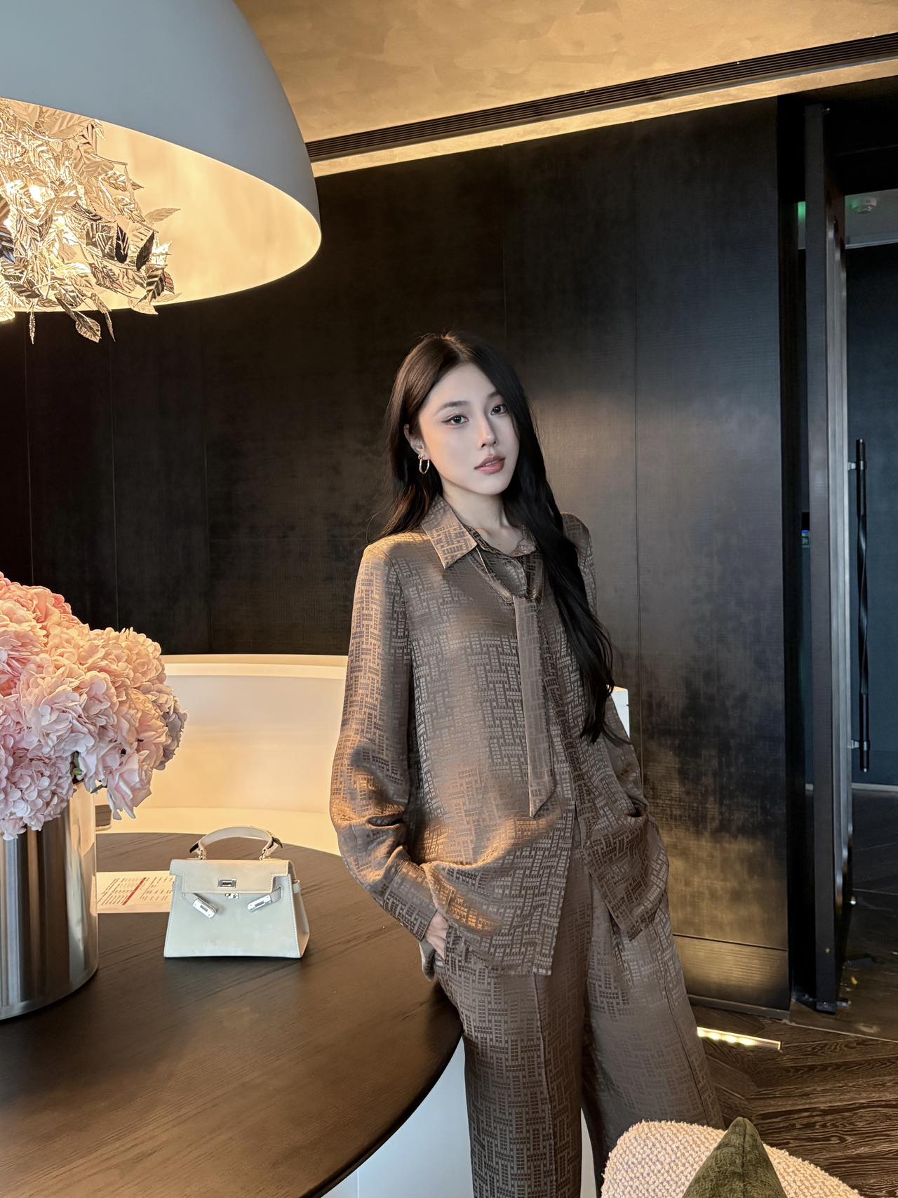 NO:839408,Herme*2026 new arrivals jacquard silk ribbon shirt customized YB imported jacquard mulberry silk material Light and drape texture silky smooth and skin-friendly All-over dark jacquard texture elements Highlight the brand tone Low-key luxury Full gloss Classic lapel long-sleeved shirt-style design Capable and intellectual Freely adjustable design with collar tie Adds a sense of layering to the look Flexible and elegant Surface accessories development Lapel long-sleeved shirt tailoring Can be paired with trousers of the same series  Refreshing and high-end for daily commuting or vacation, with French elegance, minimalist and high-end feel, three colors to choose from, high version 3 colors-,, hermes, shirts, real silk,19860909Herme*2026新品上架提花真丝飘带衬衫定制YB进口提花桑蚕丝材质 质地轻盈垂坠 触感丝滑亲肤 通体暗纹提花肌理元素 彰显品牌调性 低调奢华 光泽感满分 经典翻领长袖衬衫式设计 干练知性 配合领口系带自由调节设计 增添造型层次感 灵动飘逸 面辅料开发 翻领长袖衬衣剪裁 可搭配同系列长裤 日常通勤还是度假穿搭清爽高级 自带法式优雅气质 极简高级感 三色可选  高版本3色-,,hermes,shirts,real silk,,Women's clothing