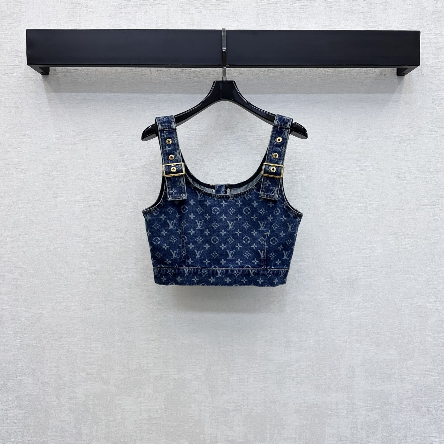 NO:846029,Louis Vuitto*2026 new product launch laser denim vest customized YB imported twill cotton denim material, full of texture, treated with repeated enzyme washing process, not easy to dye and discolor, ready-to-wear is covered with the iconic four-leaf clover jacquard letter logo element, highlighting the brand tonality, metal adjustment buckle decoration is used to add layering to the style, simple and advanced, development of surface accessories, short vest tailoring, can be matched with skirts and trousers of the same series, daily commuting and dating wear, retro and high-end, fashionable and stylish  high version,,louis vuitton,skirts,19860909Louis Vuitto*2026新品上架激光牛仔背心定制YB进口斜纹全棉牛仔材质 质感十足 反复酵素水洗工艺处理 不易染色脱色 成衣满铺标志性四叶草提花字母徽标元素 彰显品牌调性 沿用金属调节卡扣装饰 增添造型层次感 简约高级 面辅料开发 短款背心剪裁 可搭配同系列裙裤装 日常通勤约会穿搭复古高级 时髦洋气 高版本,,louis vuitton,skirts,,Women's clothing
