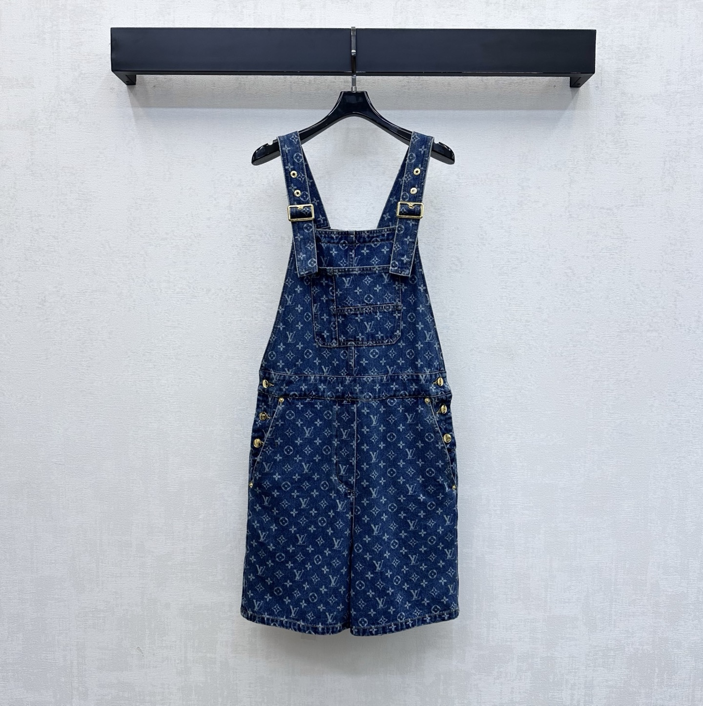 NO:846031,Louis Vuitto*2026 new product launch laser denim overalls shorts customized YB imported twill cotton denim material, full of texture, repeated enzyme washing process, not easy to dye and discolor, ready-to-wear is covered with the iconic four-leaf clover jacquard letter logo element, highlighting the brand tonality, using the metal adjustment buckle design, combined with chest pocket decoration, adding a sense of layering to the shape, simple and high-end fabrics development, suspender shorts tailoring, daily commuting and dating, layering, retro and high-end, fashionable and stylish  high version,,louis vuitton,shorts,19860909Louis Vuitto*2026新品上架激光牛仔背带短裤定制YB进口斜纹全棉牛仔材质 质感十足 反复酵素水洗工艺处理 不易染色脱色 成衣满铺标志性四叶草提花字母徽标元素 彰显品牌调性 沿用金属调节卡扣设计 配合胸前口袋装饰 增添造型层次感 简约高级 面辅料开发 背带连衣短裤剪裁 日常通勤约会叠穿复古高级 时髦洋气 高版本,,louis vuitton,shorts,,Women's clothing