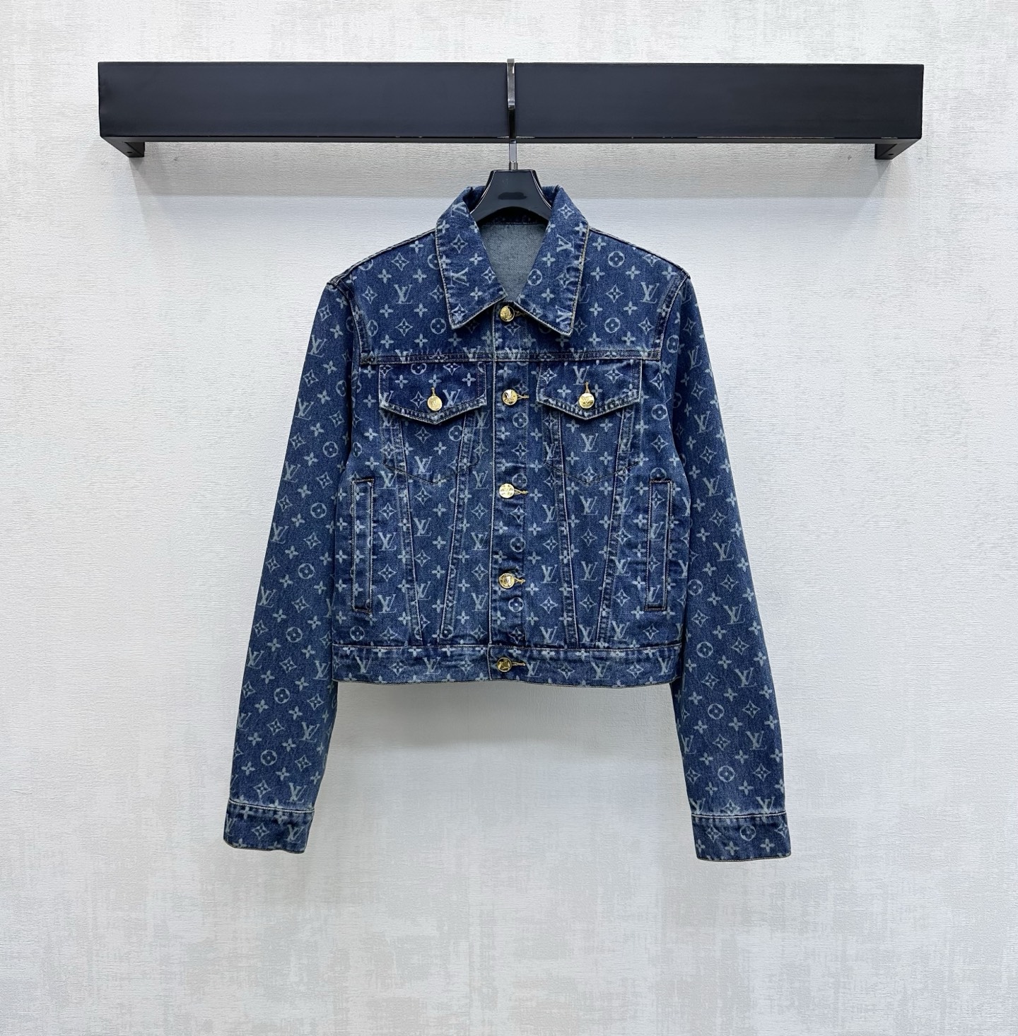 NO:846067,Louis Vuitto*2026 new product launch laser denim jacket jacket customized YB imported twill cotton denim material, full of texture, repeated enzyme washing process, not easy to dye and discolor, ready-to-wear is covered with the iconic four-leaf clover jacquard letter logo element, highlighting the brand's tone, symmetrical flap pockets on the chest with placket engraved metal buttons for adjustment and decoration, adding a sense of layering to the look, simple and advanced surface accessories development, lapel jacket jacket tailoring, can be matched with skirts and trousers of the same series  Daily commuting and date wear, retro and high-end, fashionable and stylish, high version,,louis vuitton,skirts,jackets & coats,jackets & coats,19860909Louis Vuitto*2026新品上架激光牛仔夹克外套定制YB进口斜纹全棉牛仔材质 质感十足 反复酵素水洗工艺处理 不易染色脱色 成衣满铺标志性四叶草提花字母徽标元素 彰显品牌调性 胸前对称翻盖口袋配合开襟刻印金属纽扣调节装饰 增添造型层次感 简约高级 面辅料开发 翻领夹克外套剪裁 可搭配同系列裙裤装 日常通勤约会穿搭复古高级 时髦洋气 高版本,,louis vuitton,skirts,jackets & coats,jackets & coats,,Women's clothing