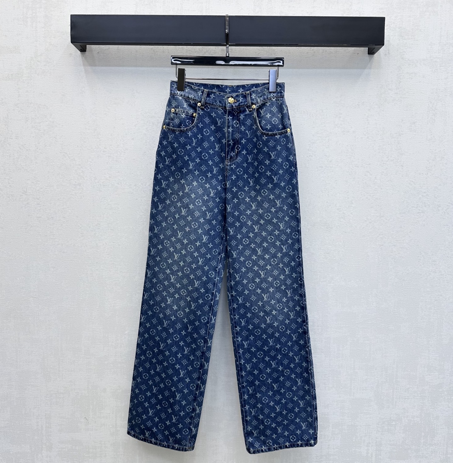 NO:846078,Louis Vuitto*2026 new product launch laser denim trousers customized YB imported twill cotton denim material, full of texture, repeated enzyme washing process, not easy to dye and discolor, ready-to-wear is covered with the iconic four-leaf clover jacquard letter logo element, highlighting the brand tonality, the placket is engraved with metal buttons for adjustment and decoration, adding layering to the style, simple and advanced, development of surface accessories, high-waisted buttoned trousers cut, can be matched with the vest jacket of the same series, daily commuting and dating wear, retro and advanced, fashionable and stylish  high version,,louis vuitton,jackets & coats,19860909Louis Vuitto*2026新品上架激光牛仔长裤定制YB进口斜纹全棉牛仔材质 质感十足 反复酵素水洗工艺处理 不易染色脱色 成衣满铺标志性四叶草提花字母徽标元素 彰显品牌调性 开襟刻印金属纽扣调节装饰 增添造型层次感 简约高级 面辅料开发 高腰系扣长裤剪裁 可搭配同系列马甲外套 日常通勤约会穿搭复古高级 时髦洋气 高版本,,louis vuitton,jackets & coats,,Women's clothing