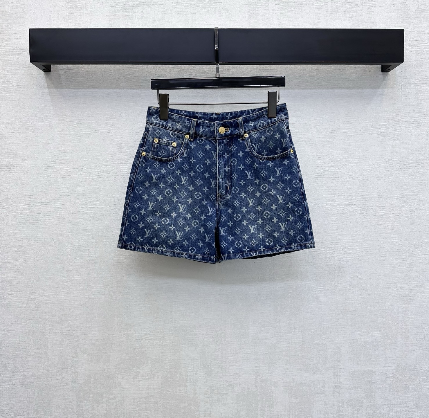 NO:846055,Louis Vuitto*2026 new product launches laser denim shorts, customized YB imported twill cotton denim material, full of texture, treated with repeated enzyme washing process, not easy to dye and discolor, ready-to-wear is covered with the iconic four-leaf clover jacquard letter logo element, highlighting the brand tonality, the placket is engraved with metal buttons for adjustment and decoration, adding layering to the style, simple and advanced, development of surface accessories, high-waisted buttoned shorts cut, can be paired with the same series of vest jackets, retro and advanced for daily commuting and dating, fashionable and stylish  high version,,louis vuitton,shorts,jackets & coats,19860909Louis Vuitto*2026新品上架激光牛仔短裤定制YB进口斜纹全棉牛仔材质 质感十足 反复酵素水洗工艺处理 不易染色脱色 成衣满铺标志性四叶草提花字母徽标元素 彰显品牌调性 开襟刻印金属纽扣调节装饰 增添造型层次感 简约高级 面辅料开发 高腰系扣短裤剪裁 可搭配同系列马甲外套 日常通勤约会穿搭复古高级 时髦洋气 高版本,,louis vuitton,shorts,jackets & coats,,Women's clothing
