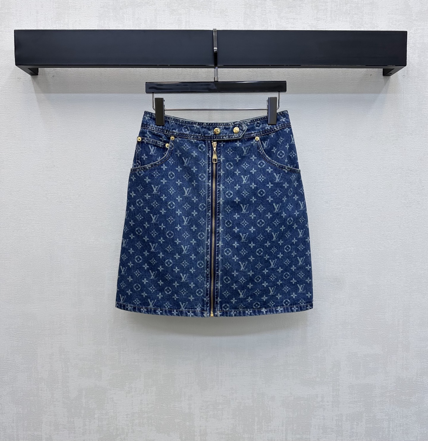 NO:846042,Louis Vuitto*2026 new products are on the shelves. Laser denim skirt is made of YB imported twill cotton denim material. It is full of texture. Repeated enzyme washing process is not easy to dye and discolor. The iconic four-leaf clover jacquard letter logo element is all over the ready-to-wear. It highlights the brand tonality. The zipper adjustment with engraved snap button design adds a sense of layering to the look. Simple and advanced. Development of surface accessories. High-waisted straight skirt cut. Can be paired with vest jacket of the same series. Retro and advanced for daily commuting and dating.  Fashionable high version, louis vuitton,skirts,jackets & coats,19860909Louis Vuitto*2026新品上架激光牛仔半裙定制YB进口斜纹全棉牛仔材质 质感十足 反复酵素水洗工艺处理 不易染色脱色 成衣满铺标志性四叶草提花字母徽标元素 彰显品牌调性 开襟拉链调节配合刻印按扣设计 增添造型层次感 简约高级 面辅料开发 高腰直筒半裙剪裁 可搭配同系列马甲外套 日常通勤约会穿搭复古高级 时髦洋气 高版本,,louis vuitton,skirts,jackets & coats,,Women's clothing