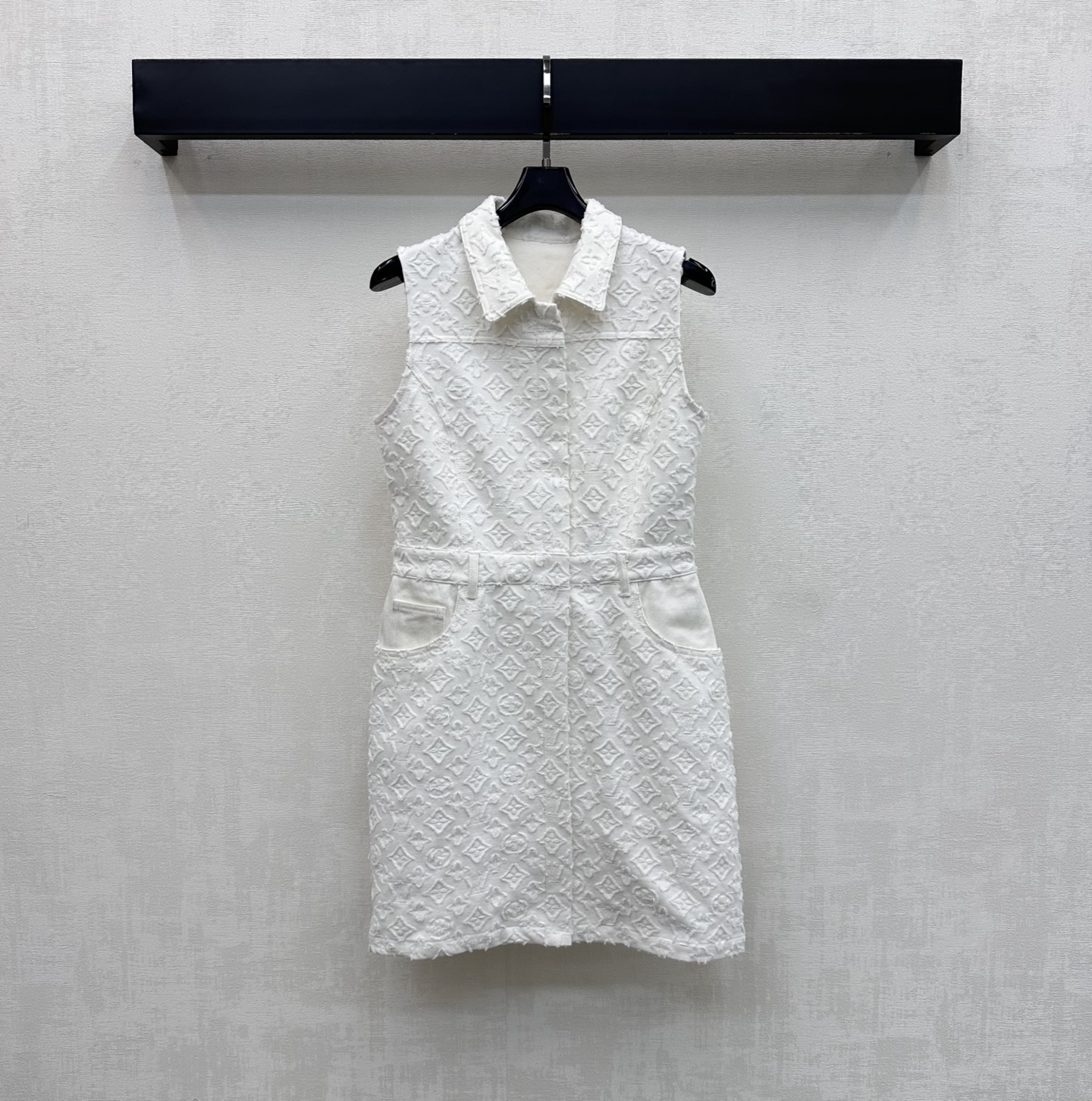 NO:841402,Louis Vuitto*2026 new arrivals jacquard denim vest dress customized with YB imported twill cotton denim material Multiple washes present a crisp texture The iconic four-leaf clover jacquard in pure white tone is low-key and outlines a high-end texture The fabric is crisp yet soft and neatly cut to highlight the brand's tone Waist style with placket metal imprinted zipper adjustment design to add layering to the look Surface accessories development Lapel vest skirt style tailoring Easily raises the waistline to show leg length  Dress with a French accent that is both sweet and cool. High version, Louis Vuitton, skirts,19860909Louis Vuitto*2026新品上架提花牛仔背心裙定制YB进口斜纹棉牛仔材质 多重水洗呈现出挺括质感 纯白色调标志性四叶草字母提花低调勾勒高级质感 面料挺括又不失柔软度利落裁剪 彰显品牌调性 收腰版型配合开襟金属刻印拉链调节设计 增添造型层次感 面辅料开发 翻领背心裙版型剪裁 轻松拉高腰线显腿长 穿搭甜酷兼具的法式腔调  高版本,,louis vuitton,skirts,,Women's clothing