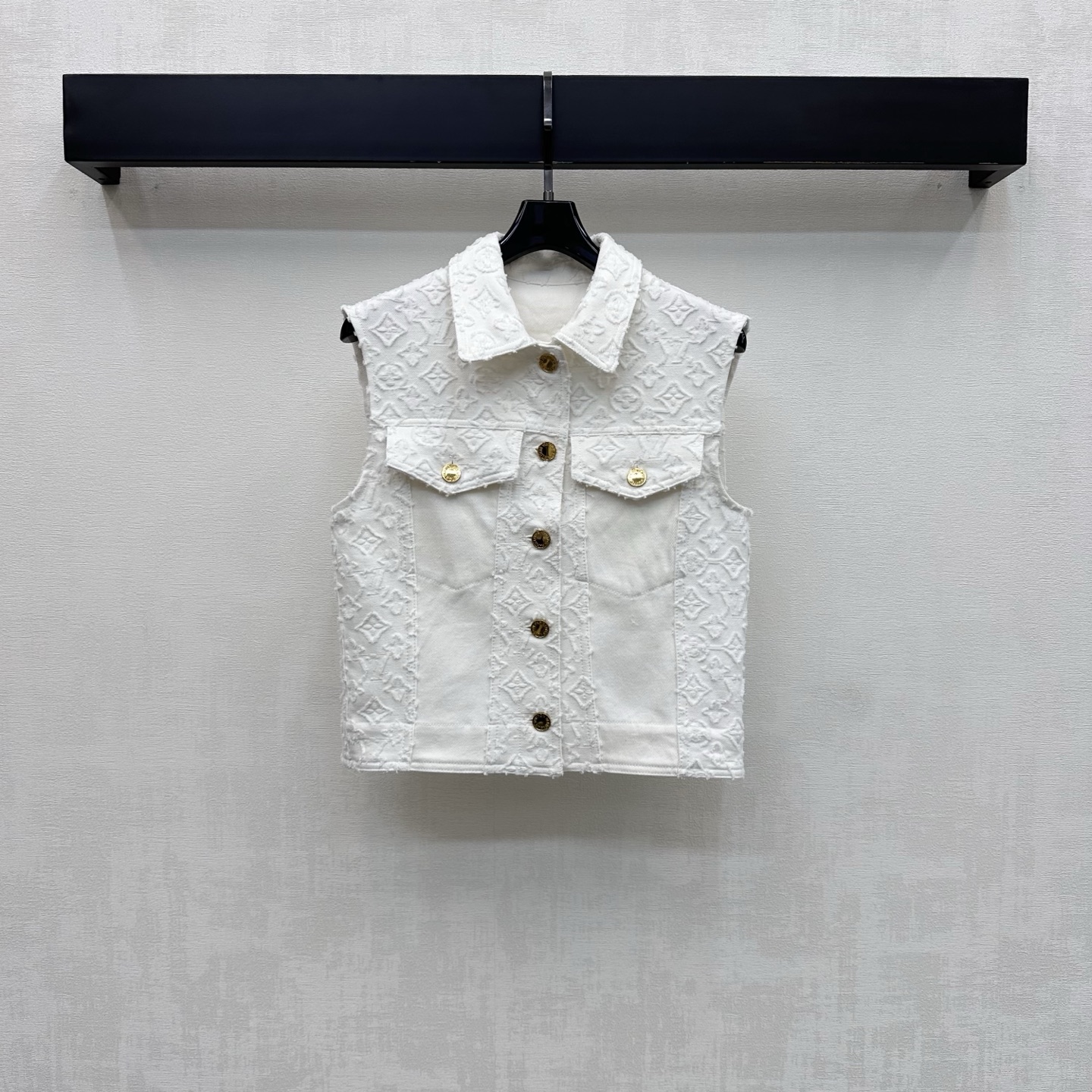 NO:841408,Louis Vuitto*2026 new arrivals jacquard denim vest customized with YB imported twill cotton denim material Multiple washes present a crisp texture The iconic four-leaf clover jacquard in pure white tone is low-key and outlines a high-end texture The fabric is crisp yet soft and neatly cut to highlight the brand tone The short version is adjusted with a placket metal engraved button design to add layering to the look Surface accessories development Lapel short vest style tailoring Can be paired with shorts and trousers of the same series  Easily raise your waistline to make your legs look longer. Wear it with a sweet and cool French accent. High version, Louis Vuitton, shorts,19860909Louis Vuitto*2026新品上架提花牛仔马甲定制YB进口斜纹棉牛仔材质 多重水洗呈现出挺括质感 纯白色调标志性四叶草字母提花低调勾勒高级质感 面料挺括又不失柔软度利落裁剪 彰显品牌调性 短款版型配合开襟金属刻印纽扣调节设计 增添造型层次感 面辅料开发 翻领短款马甲版型剪裁 可搭配同系列短裤中裤 轻松拉高腰线显腿长 穿搭甜酷兼具的法式腔调  高版本,,louis vuitton,shorts,,Women's clothing